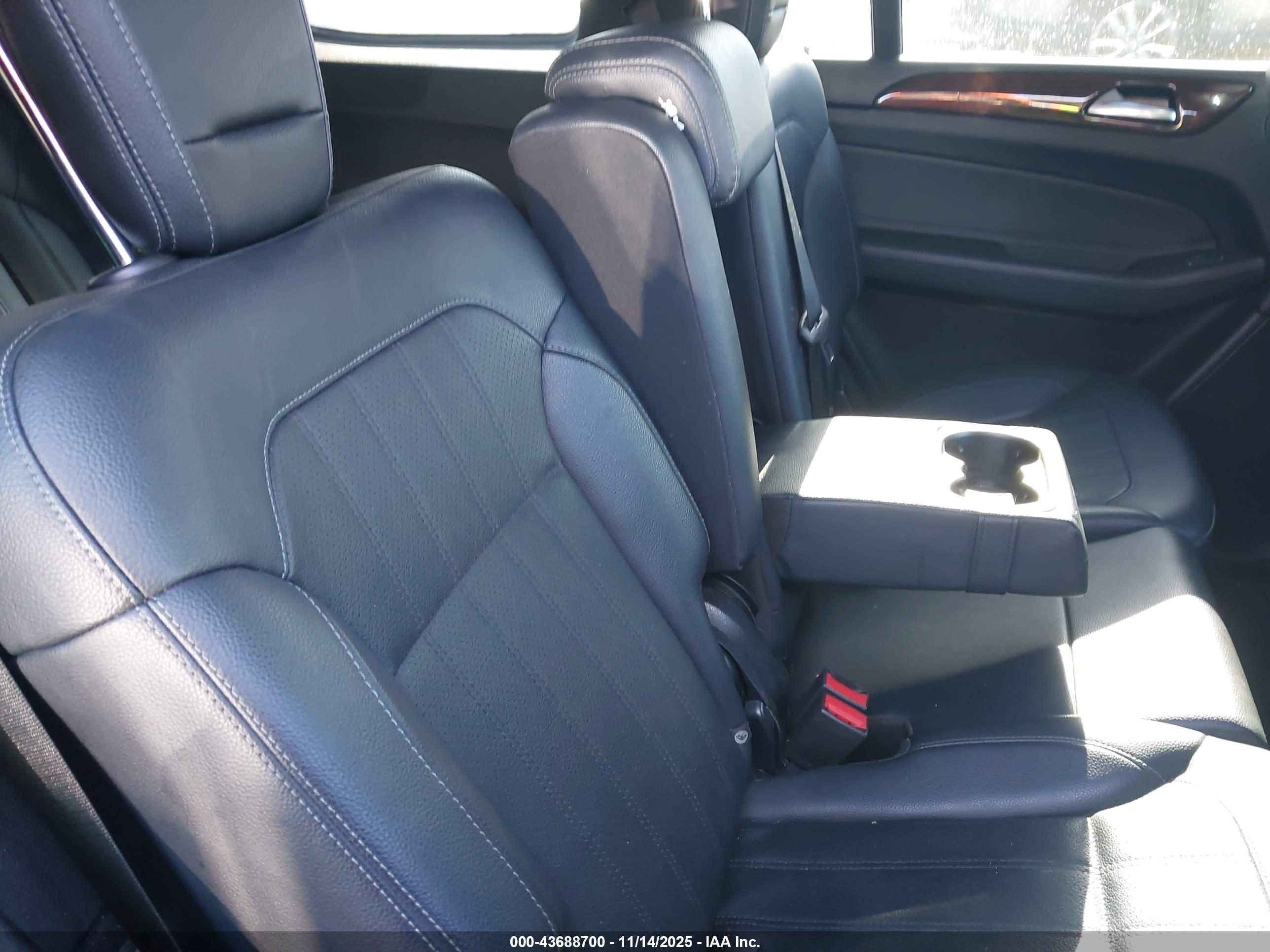 MERCEDES-BENZ GLS image 8