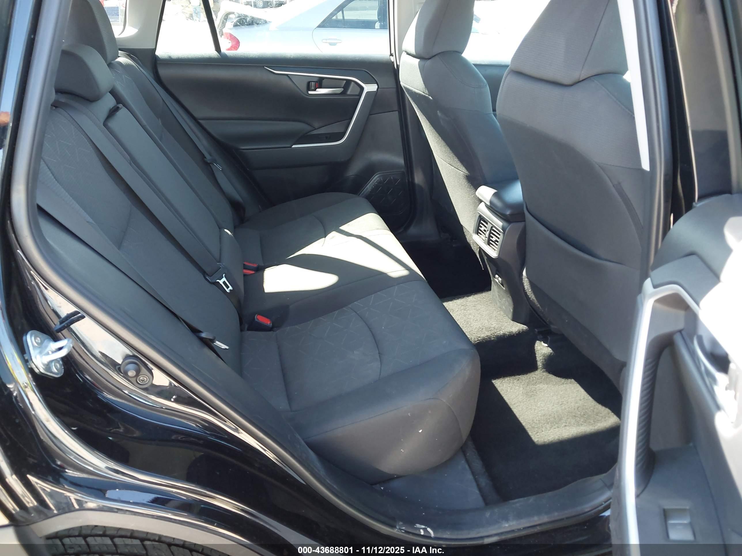 TOYOTA RAV4 image 8