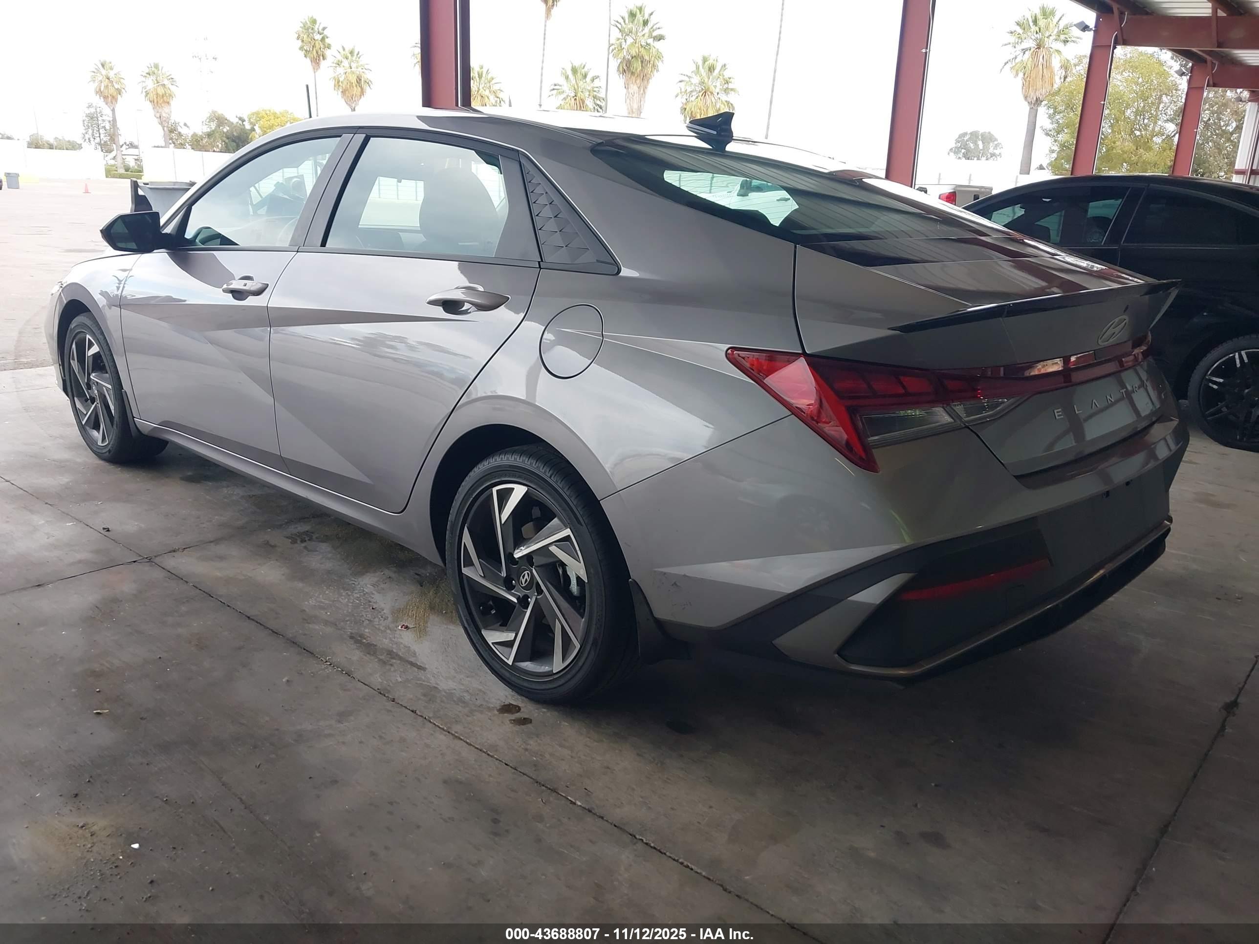 HYUNDAI ELANTRA image 3