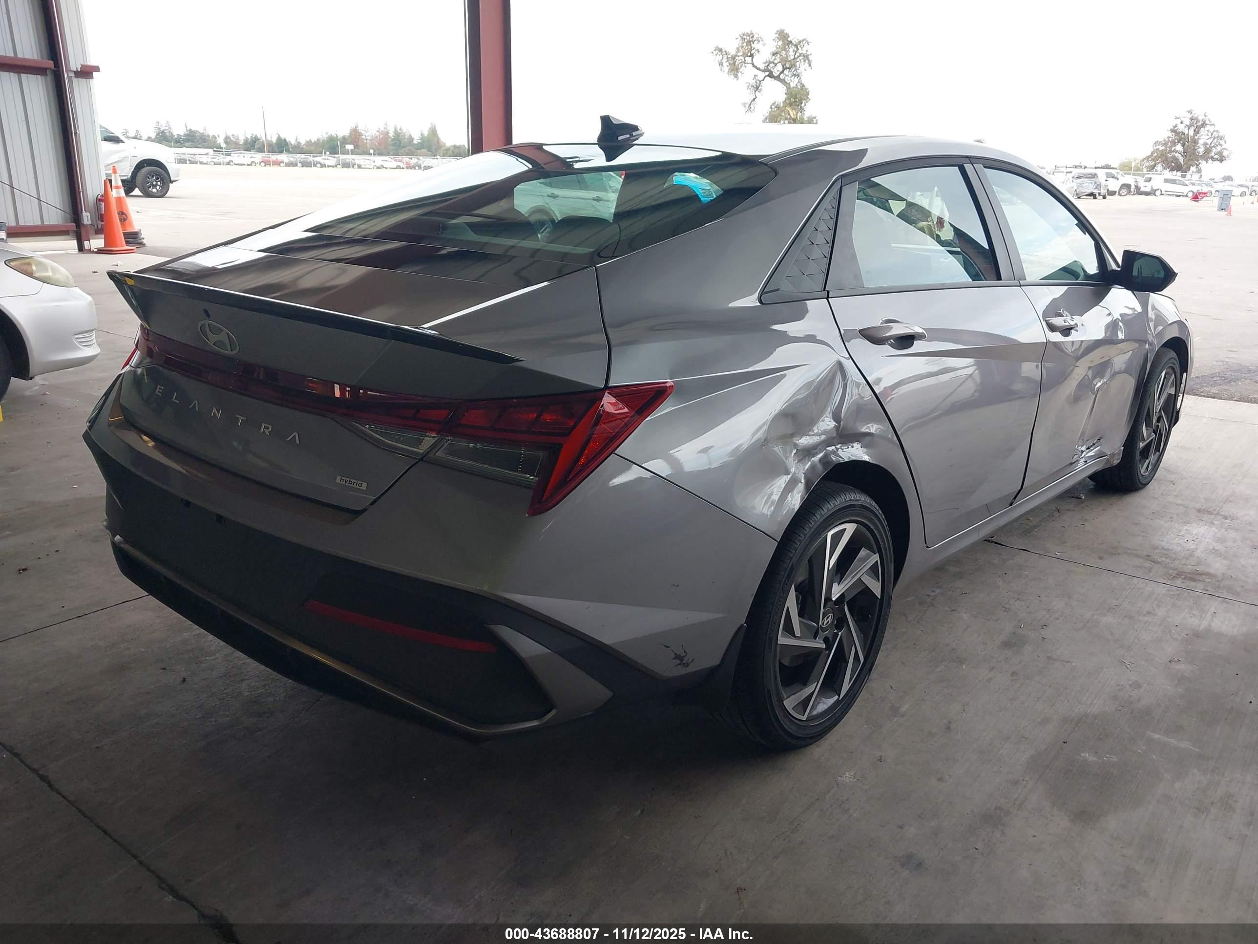 HYUNDAI ELANTRA image 4