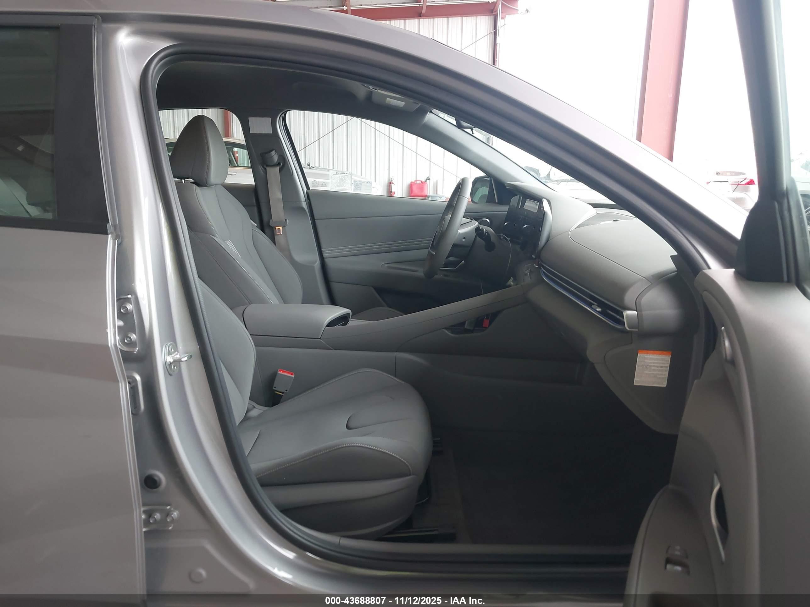 HYUNDAI ELANTRA image 5