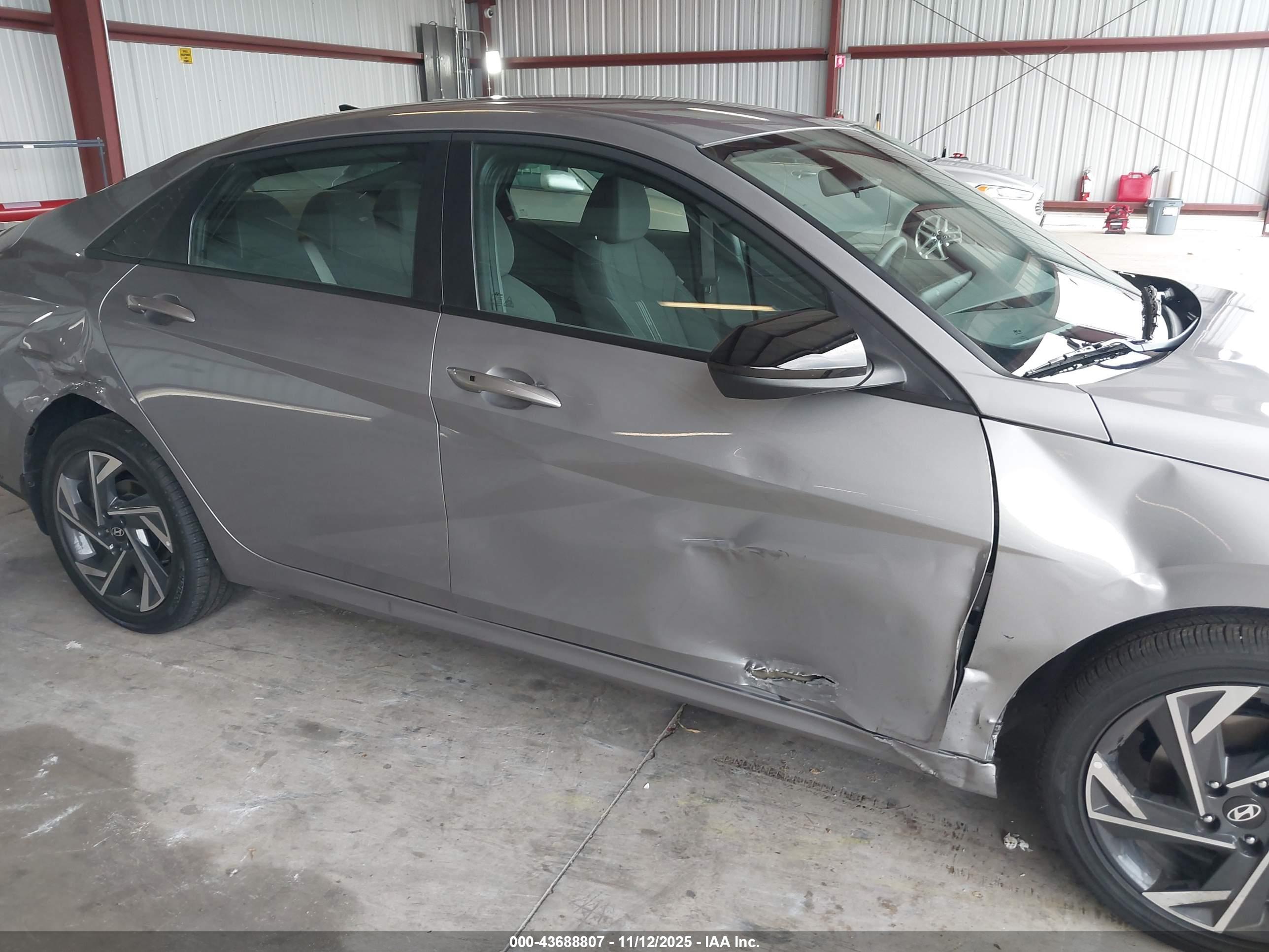 HYUNDAI ELANTRA image 6