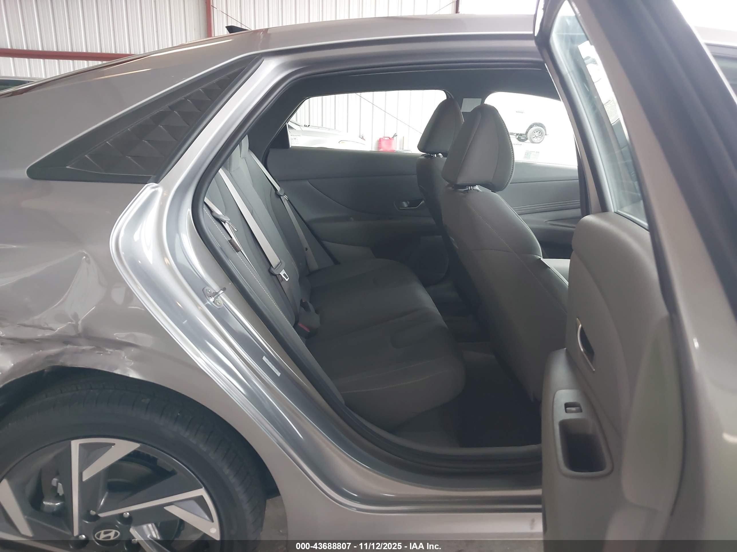 HYUNDAI ELANTRA image 8