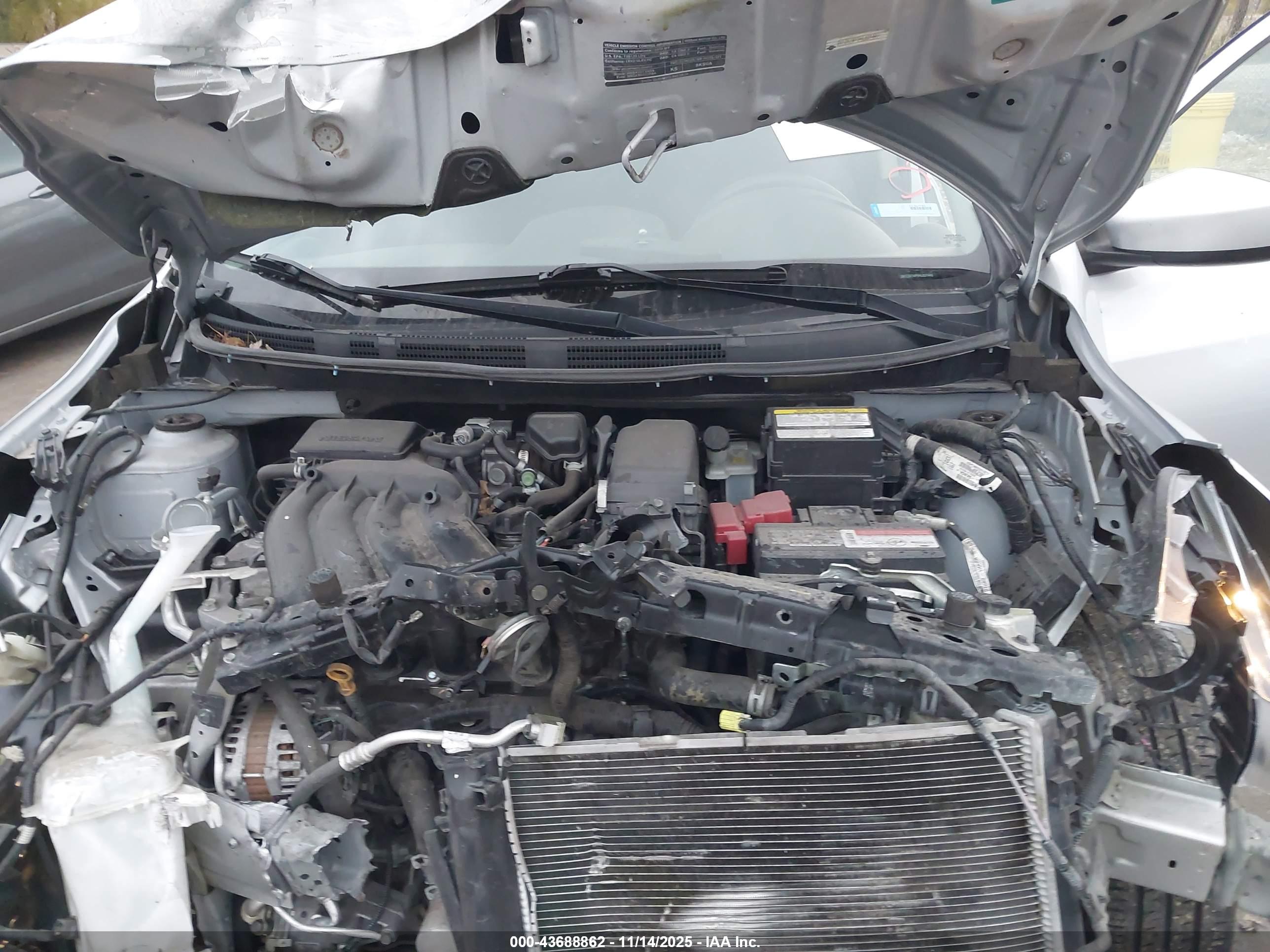NISSAN VERSA image 10