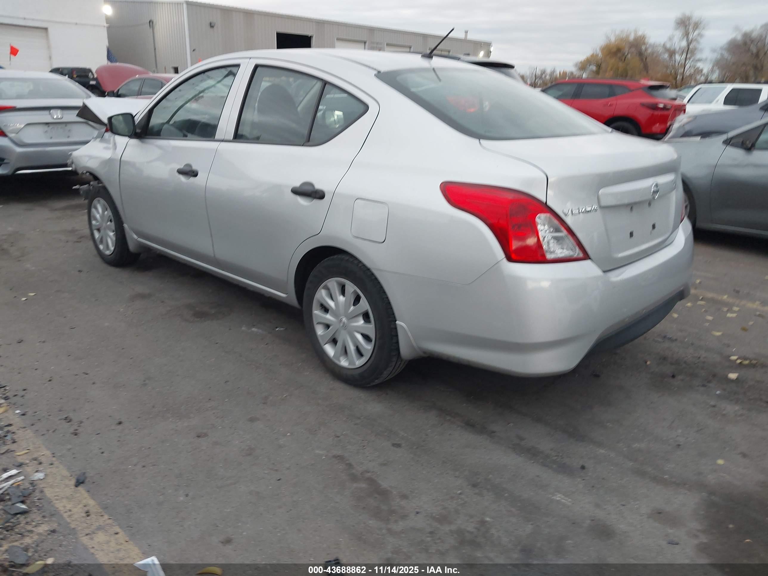 NISSAN VERSA image 3