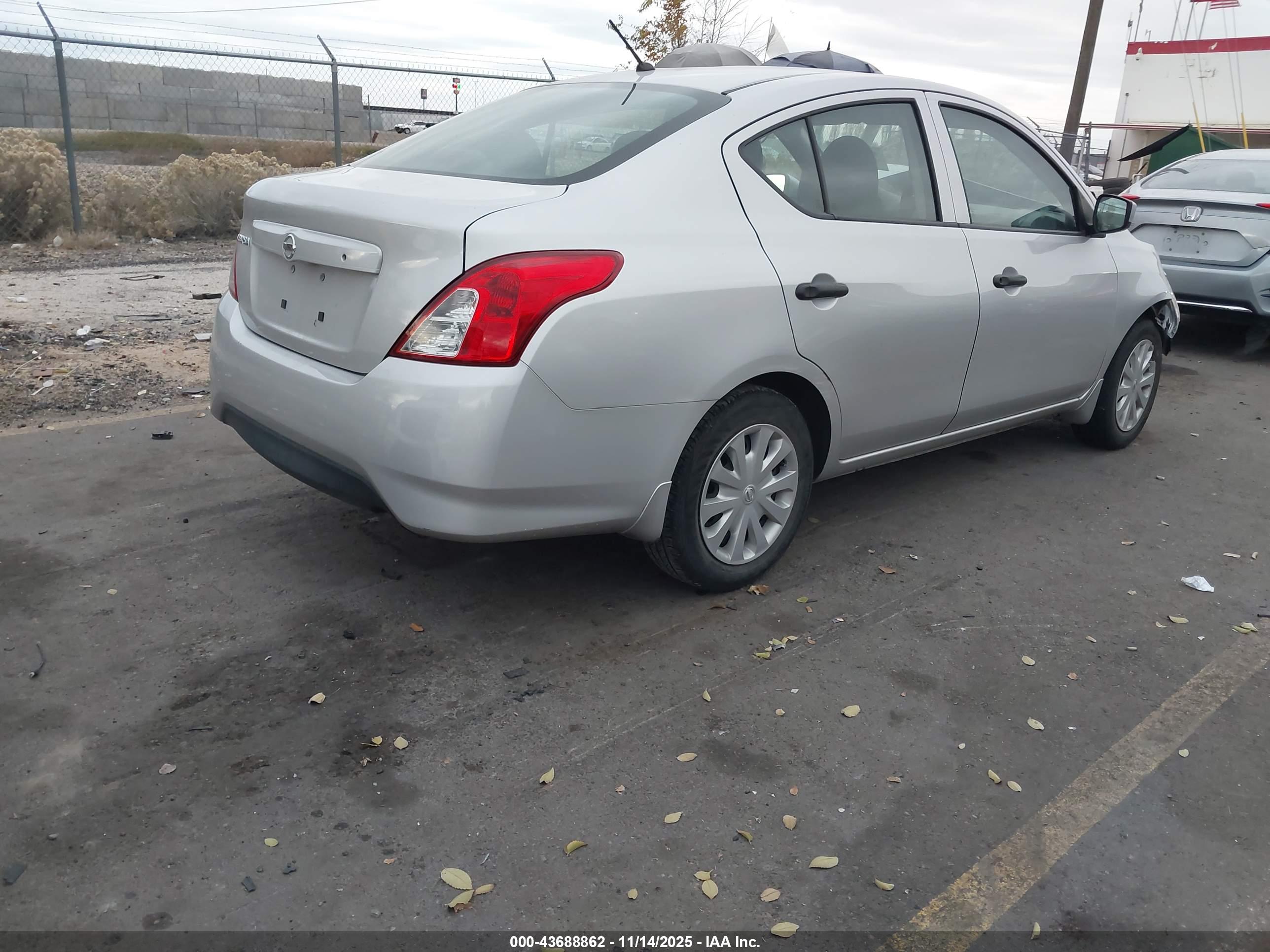 NISSAN VERSA image 4
