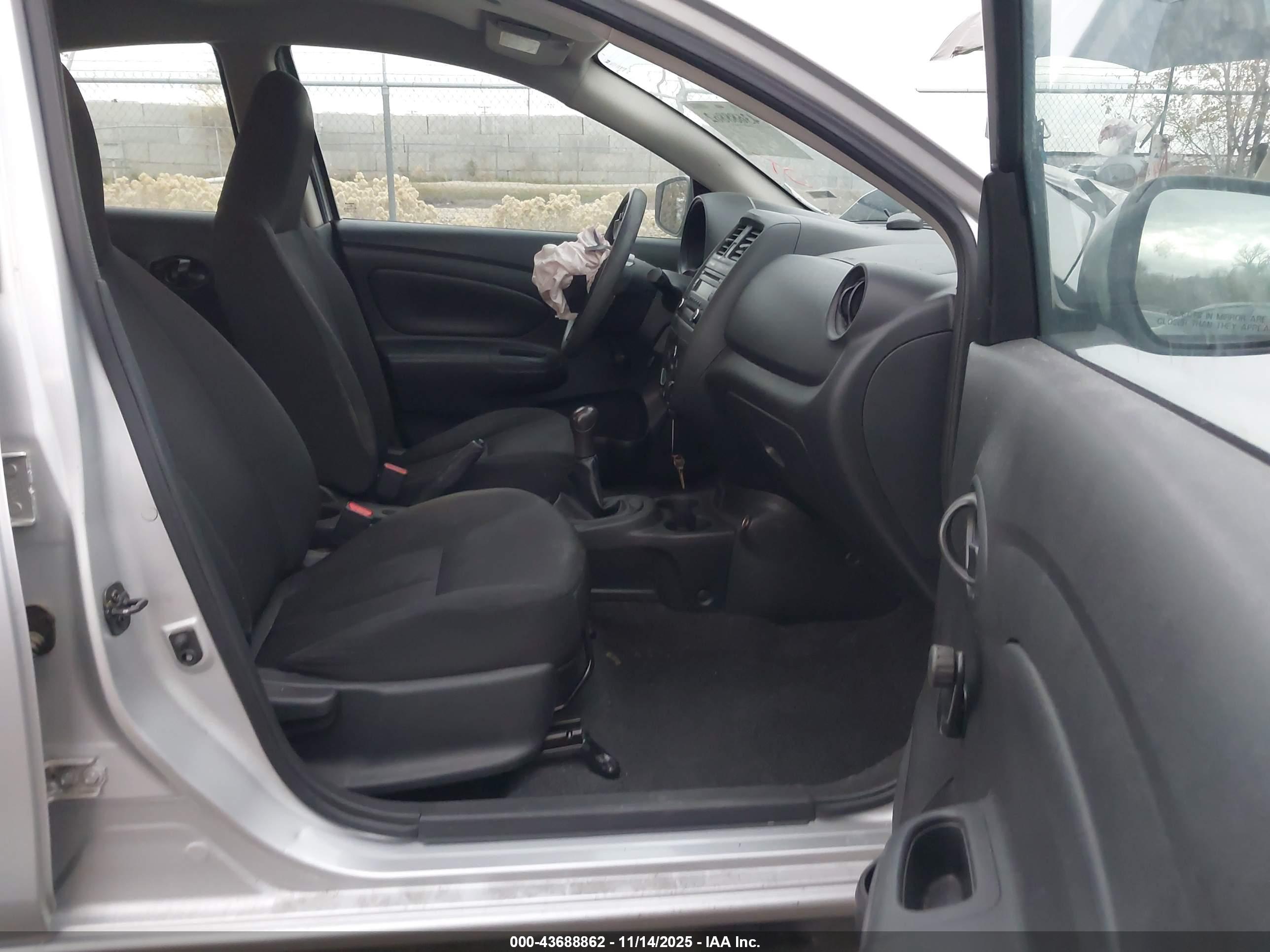 NISSAN VERSA image 5
