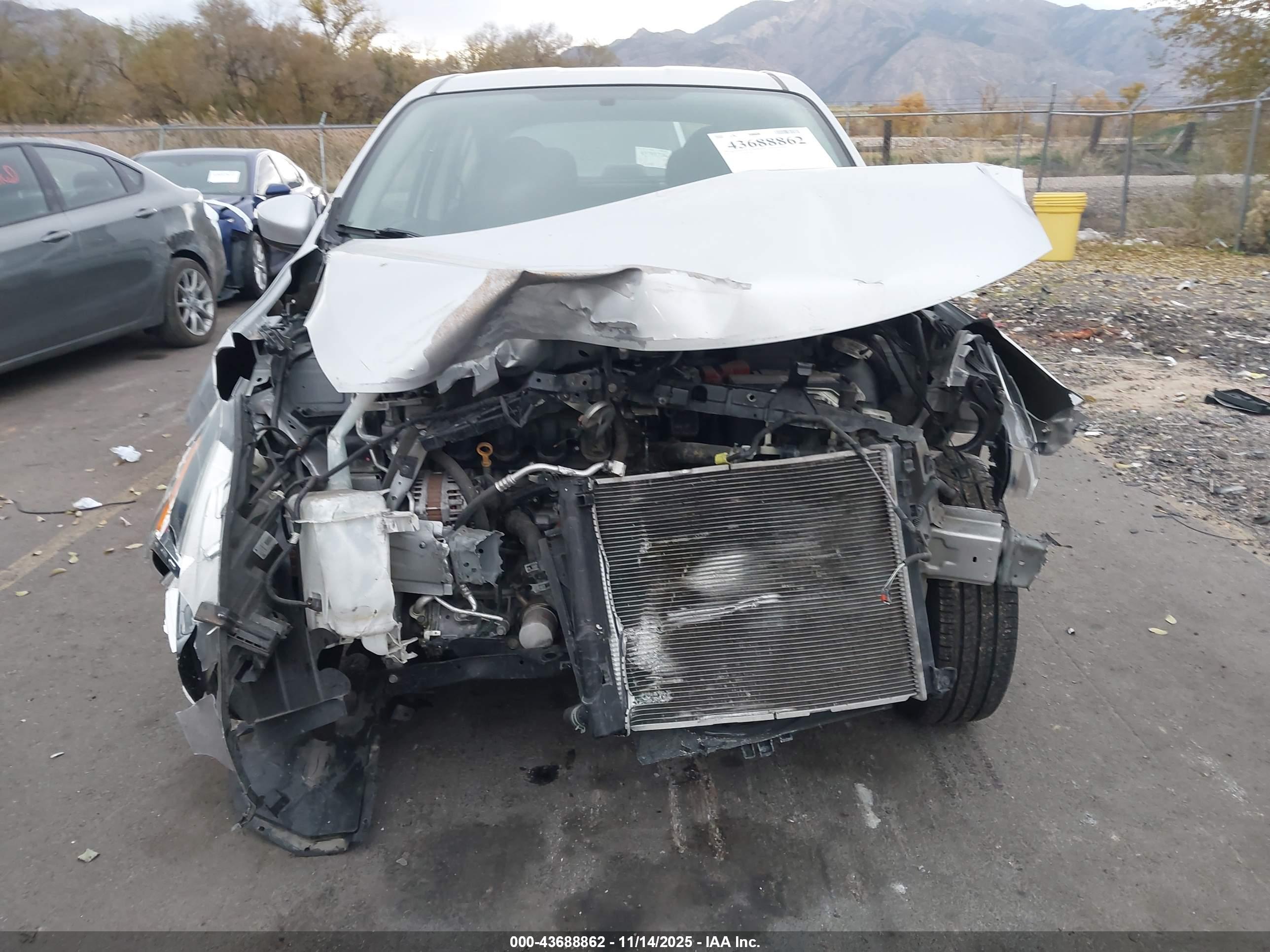 NISSAN VERSA image 6