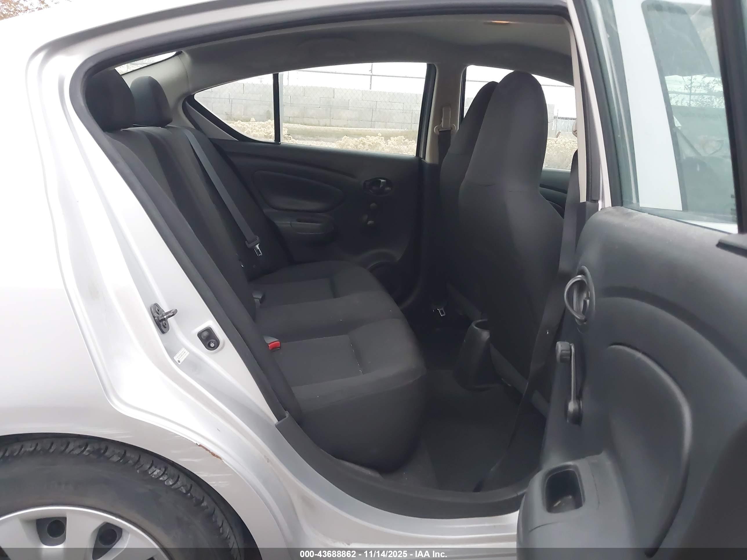 NISSAN VERSA image 8