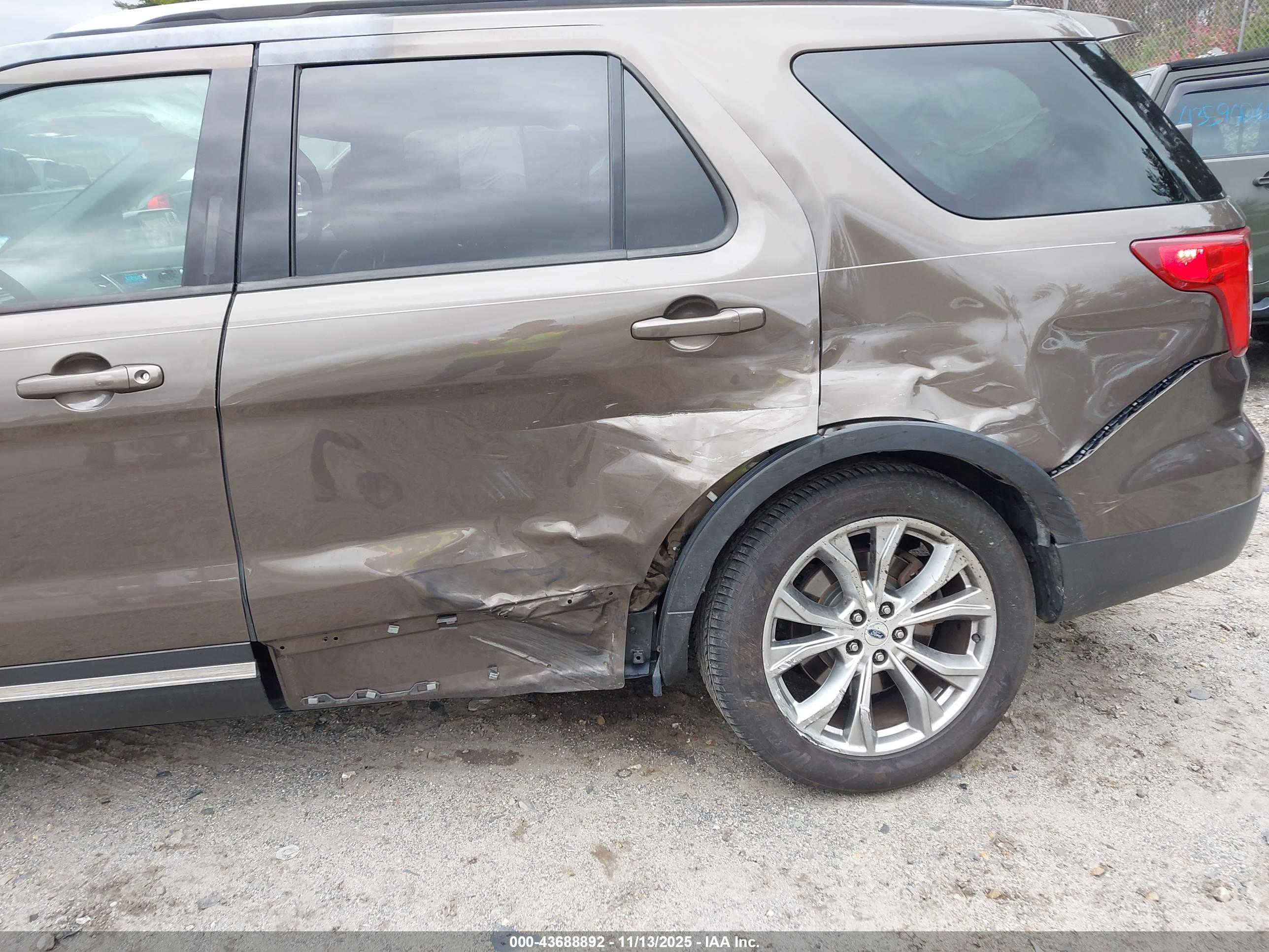 FORD EXPLORER image 6