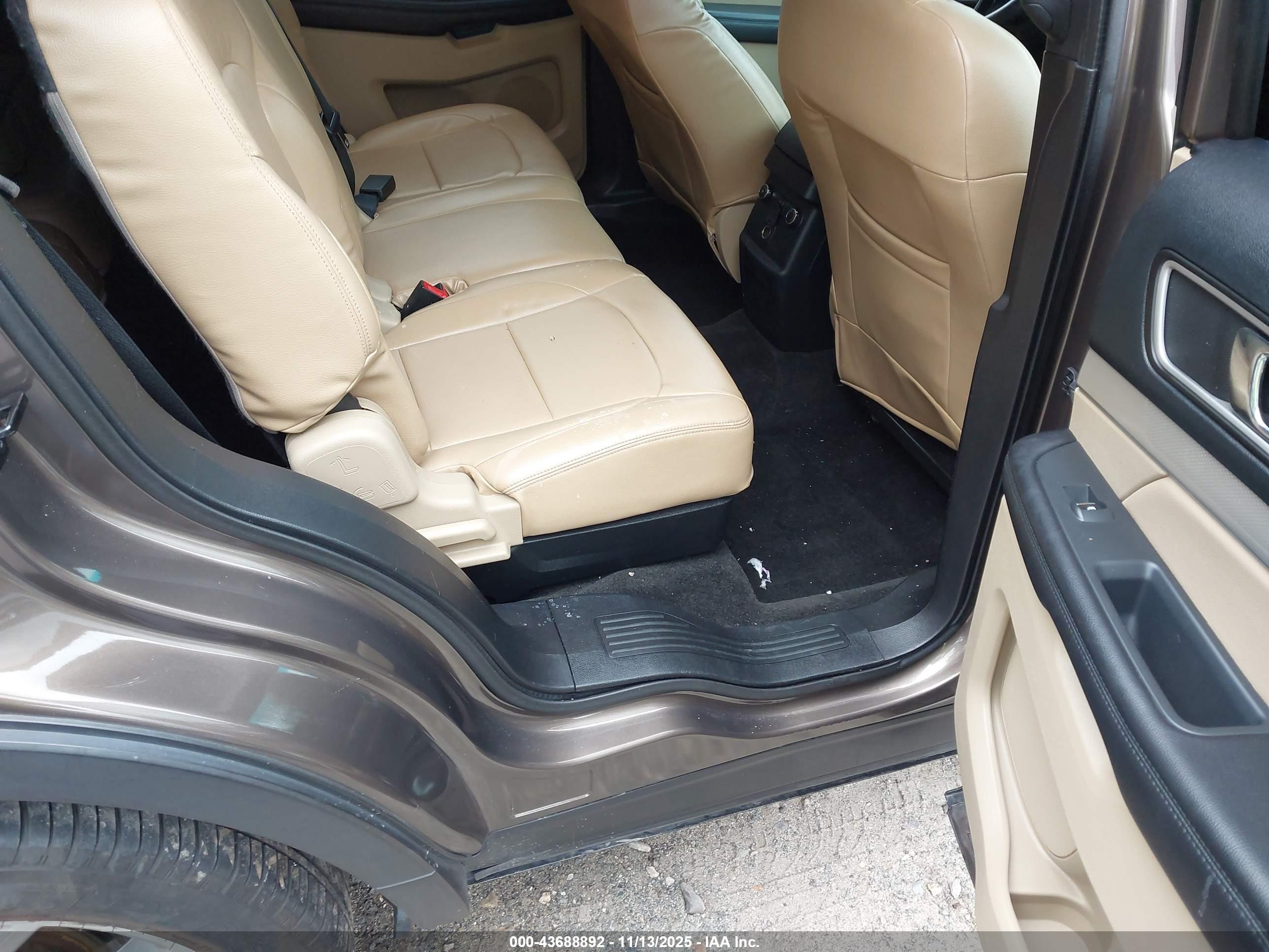 FORD EXPLORER image 8