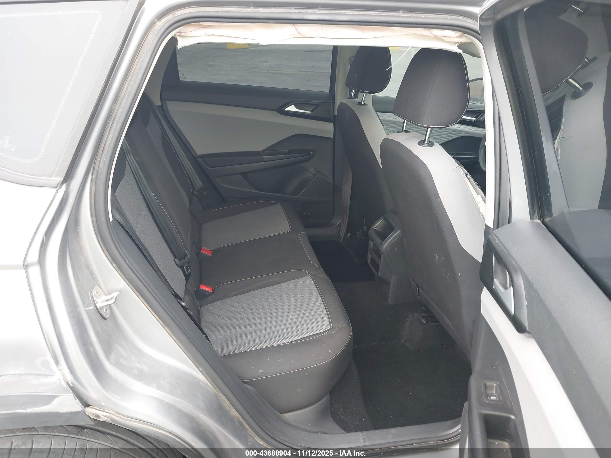 VOLKSWAGEN TAOS image 8