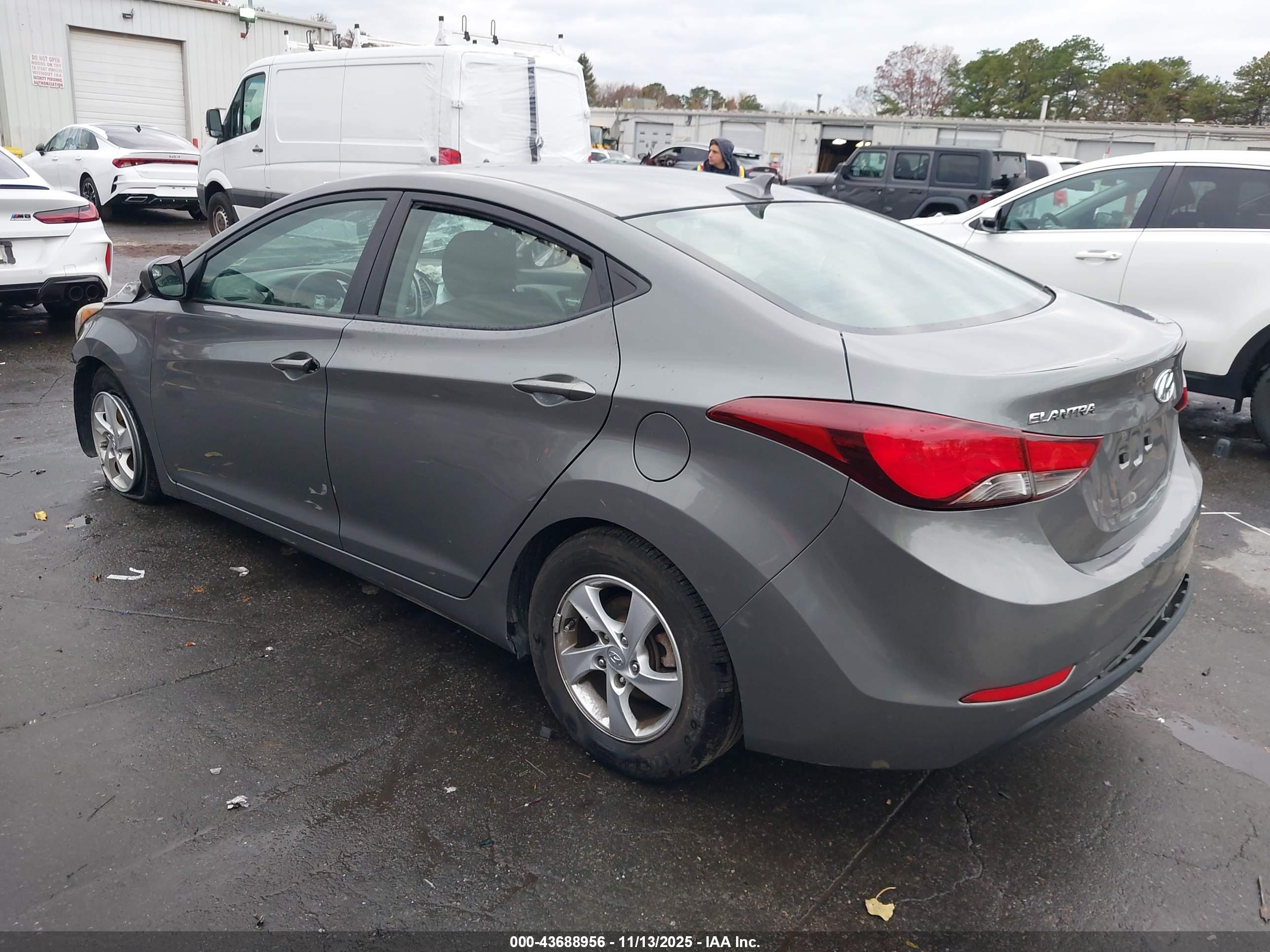 HYUNDAI ELANTRA image 3