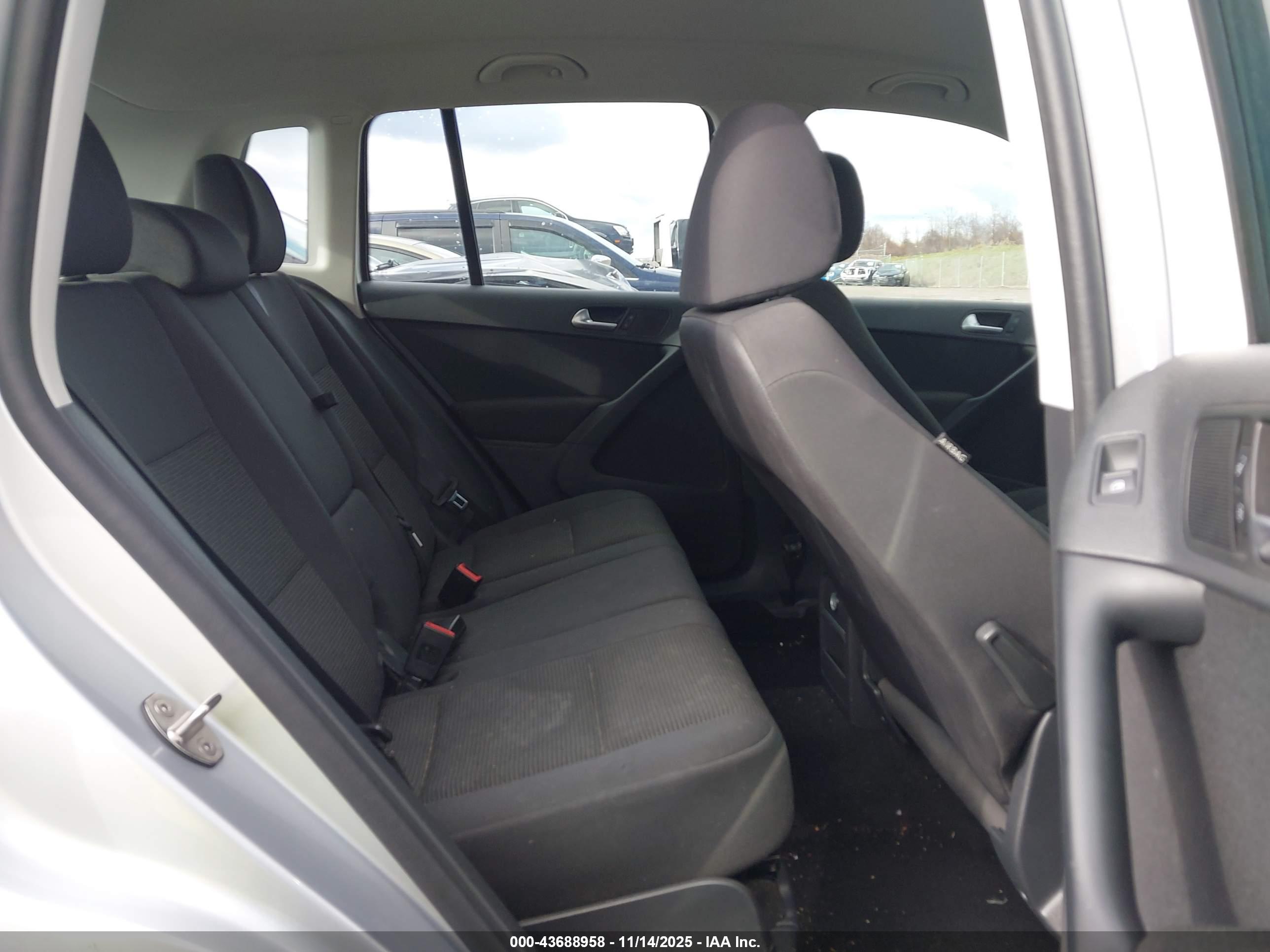 VOLKSWAGEN TIGUAN image 8