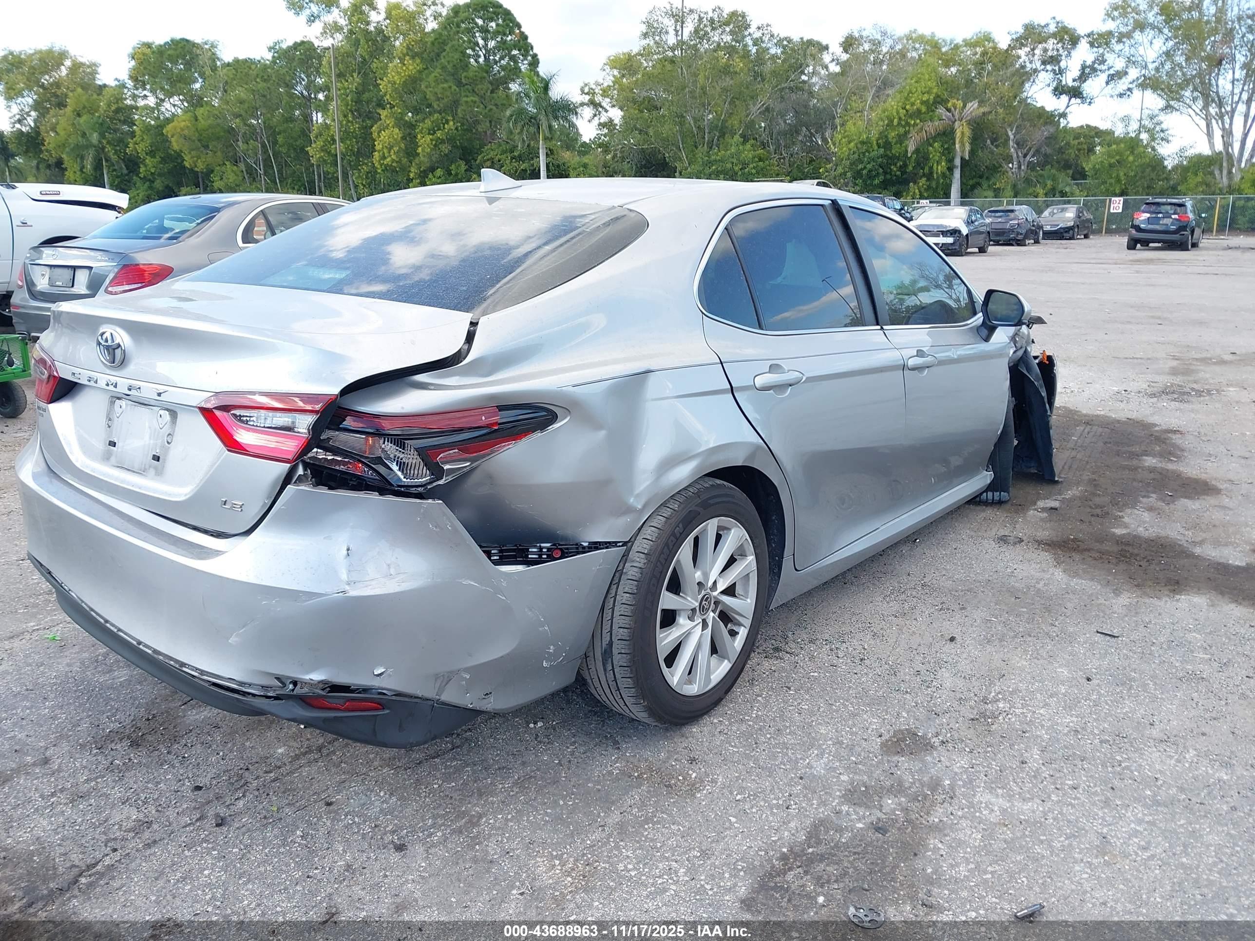 TOYOTA CAMRY image 4