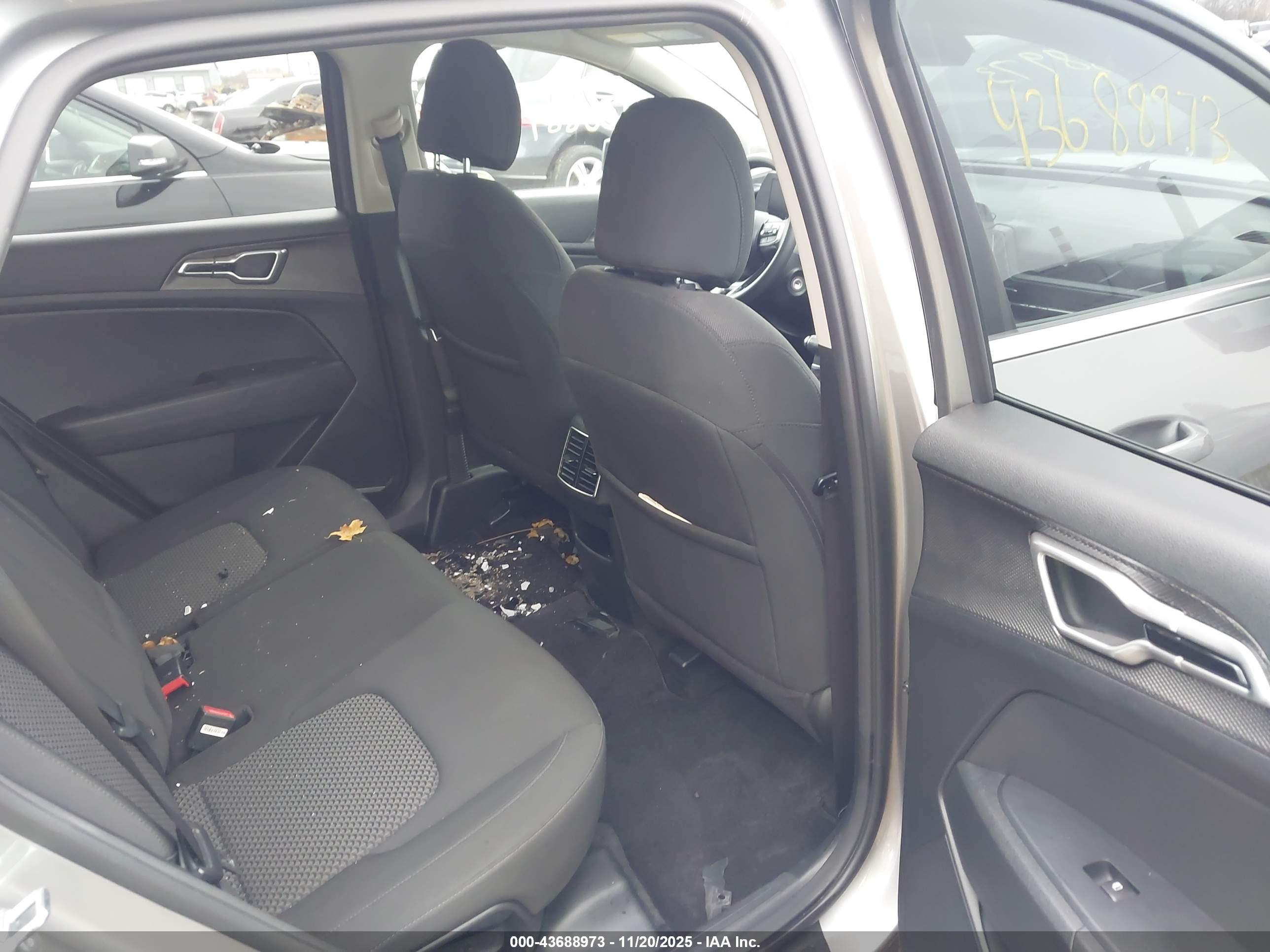 KIA SPORTAGE image 8