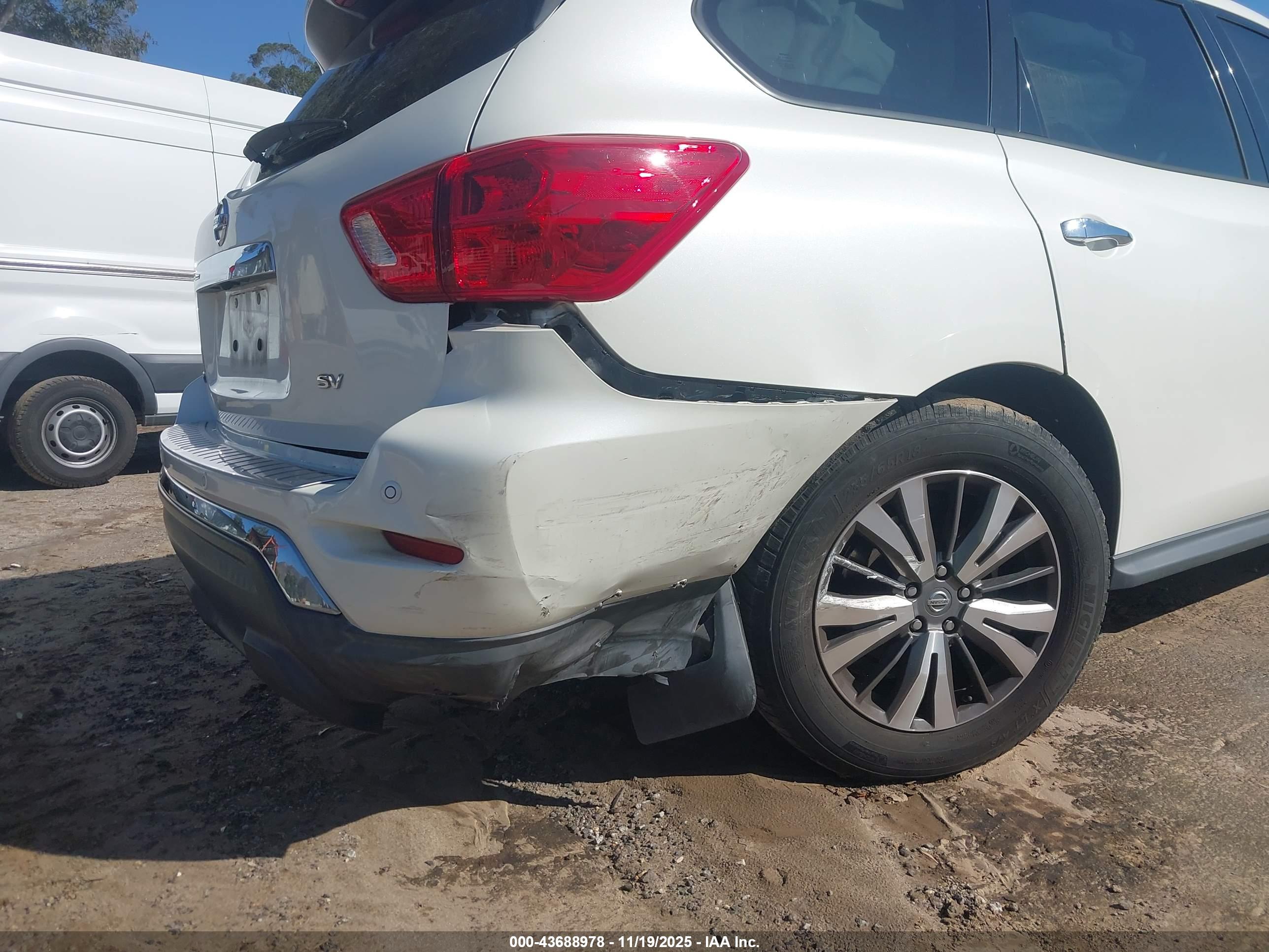 NISSAN PATHFINDER image 6
