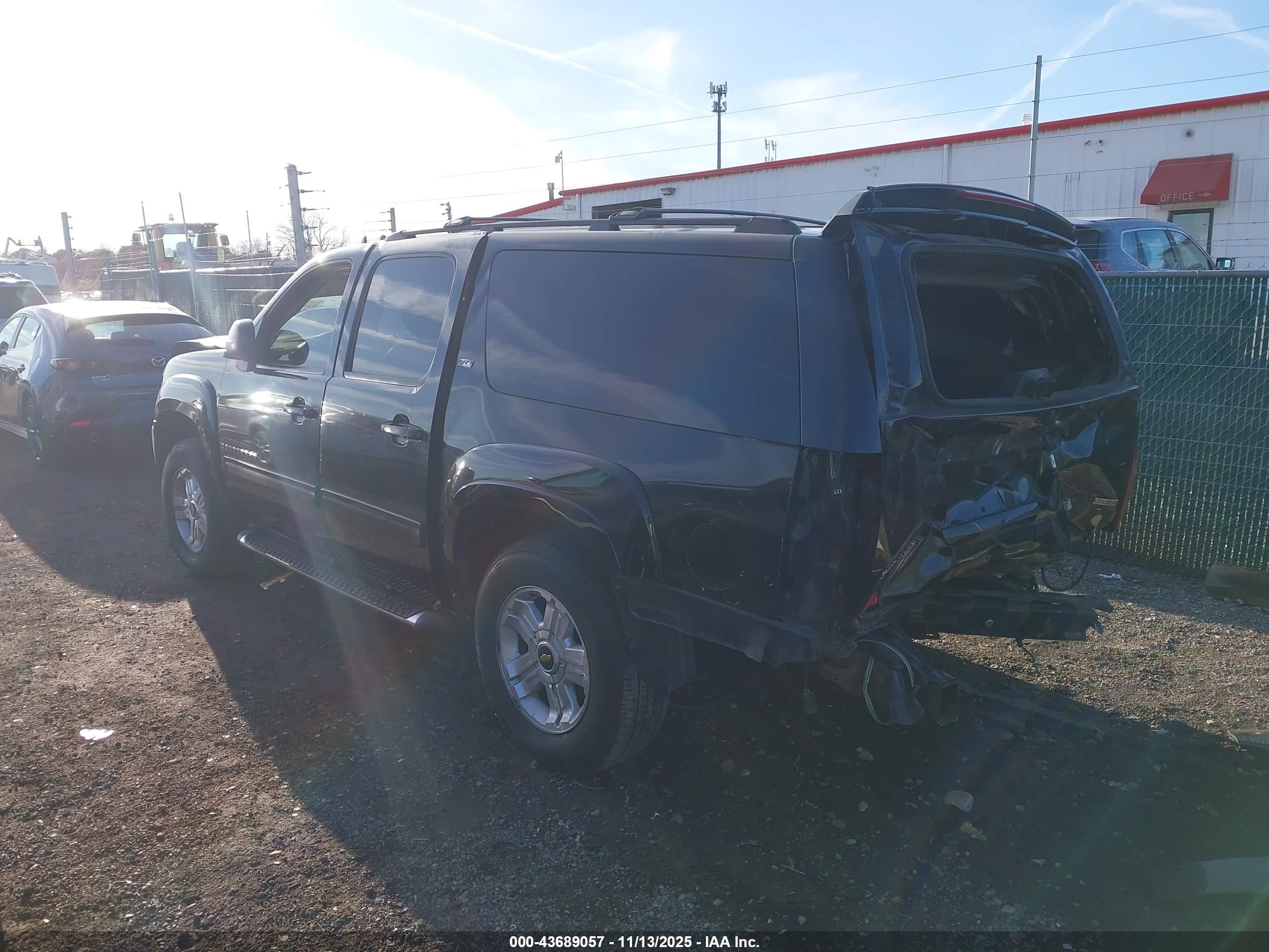 CHEVROLET SUBURBAN image 3