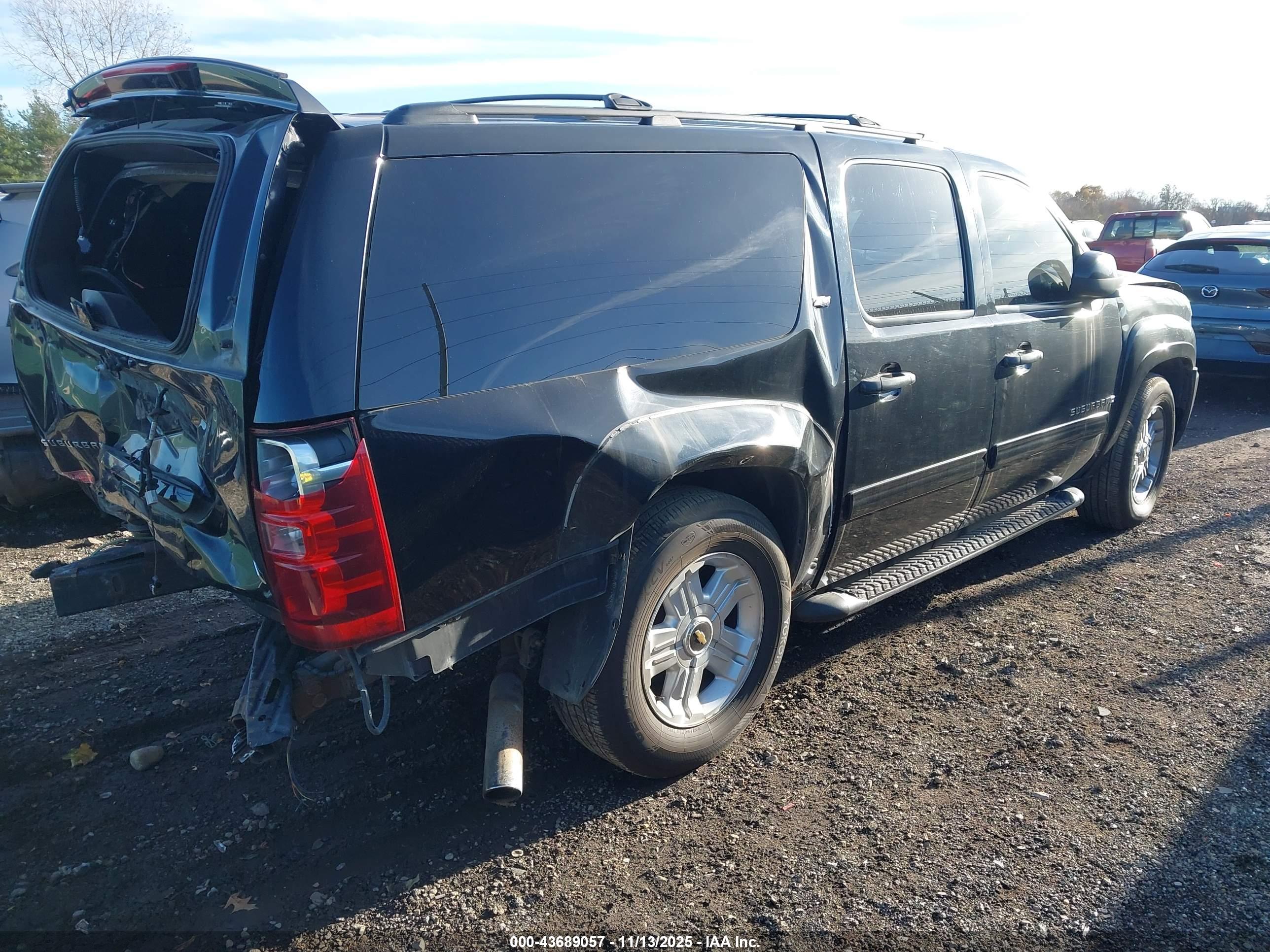 CHEVROLET SUBURBAN image 4