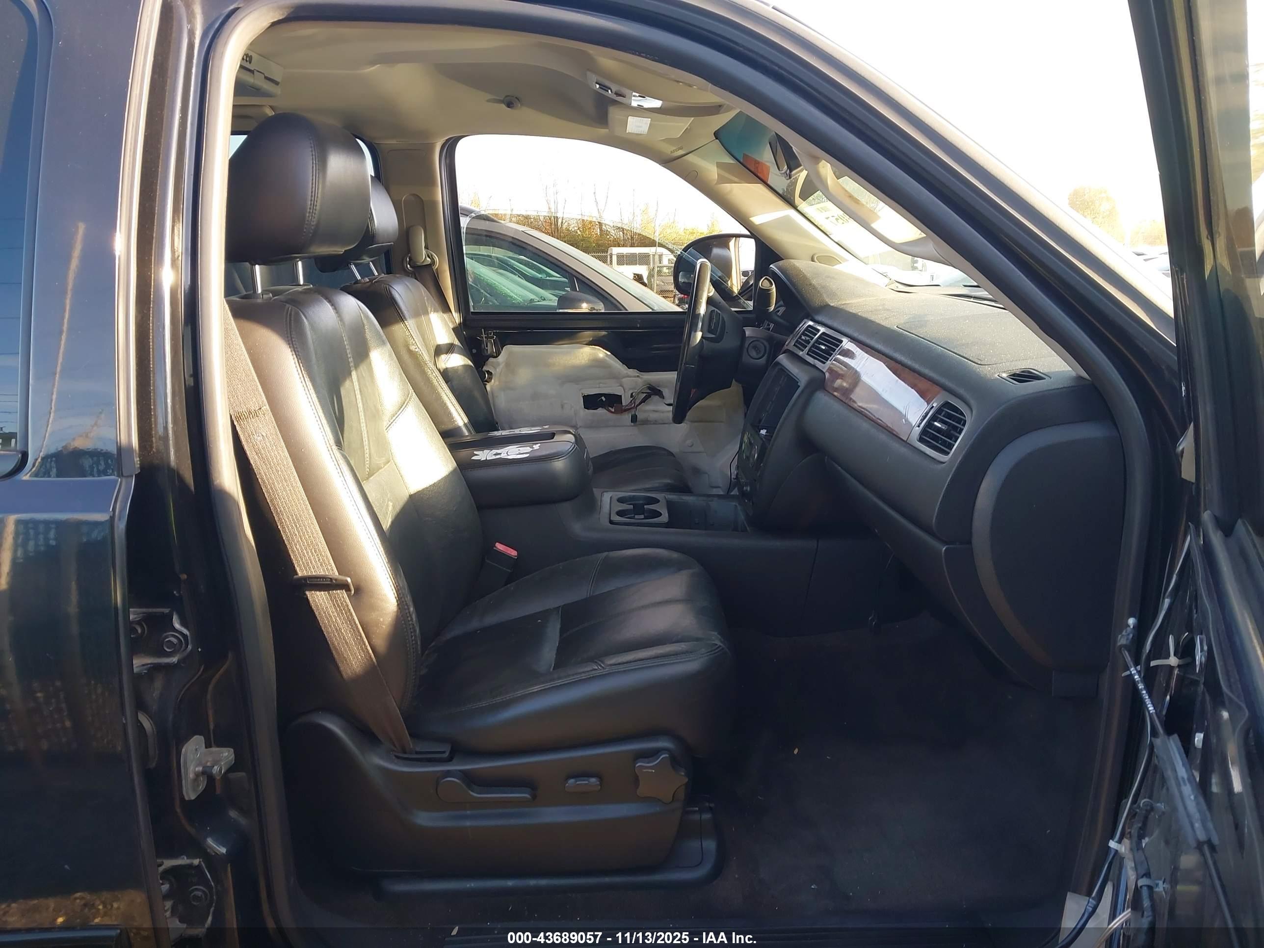CHEVROLET SUBURBAN image 5