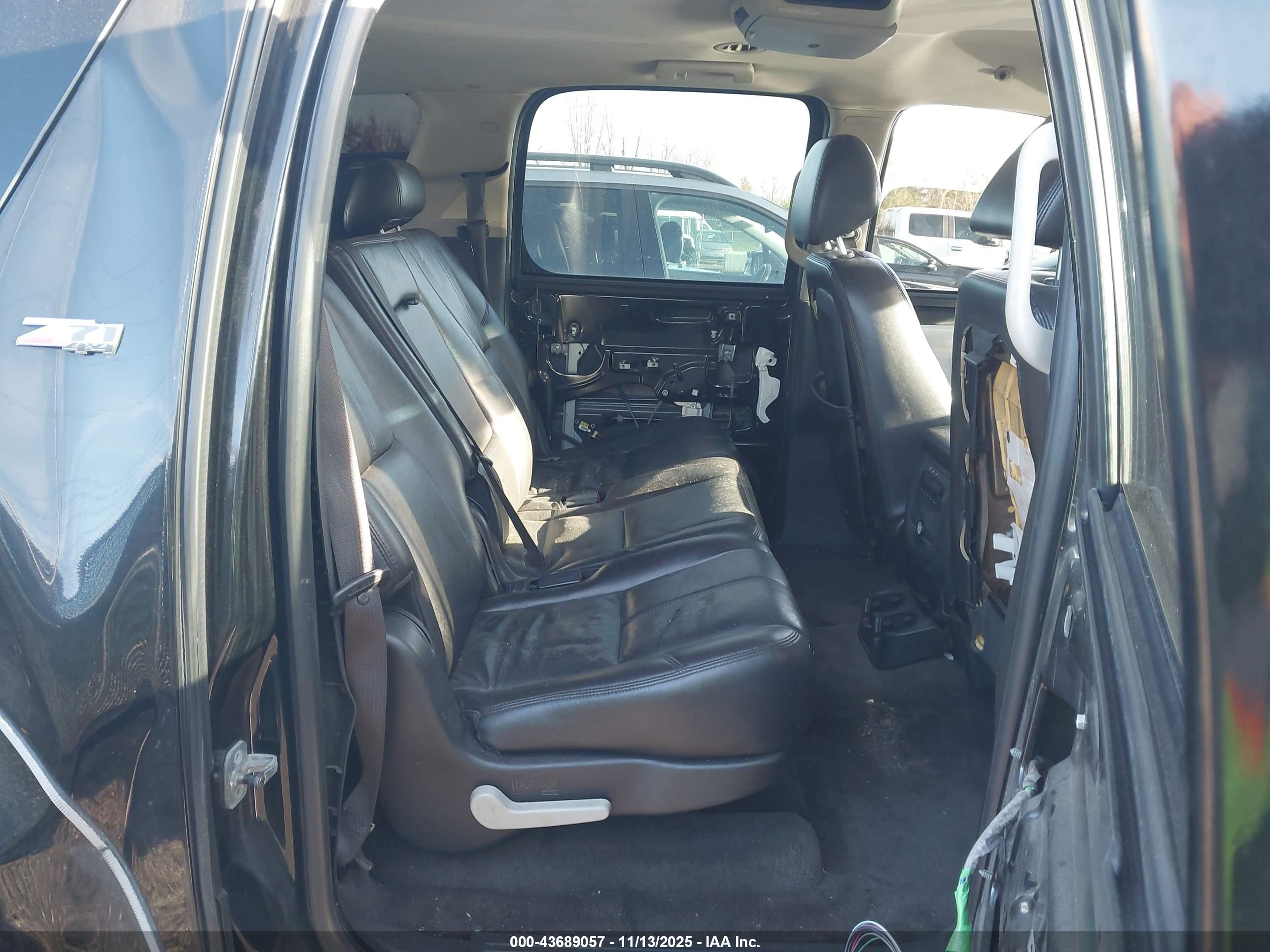 CHEVROLET SUBURBAN image 8
