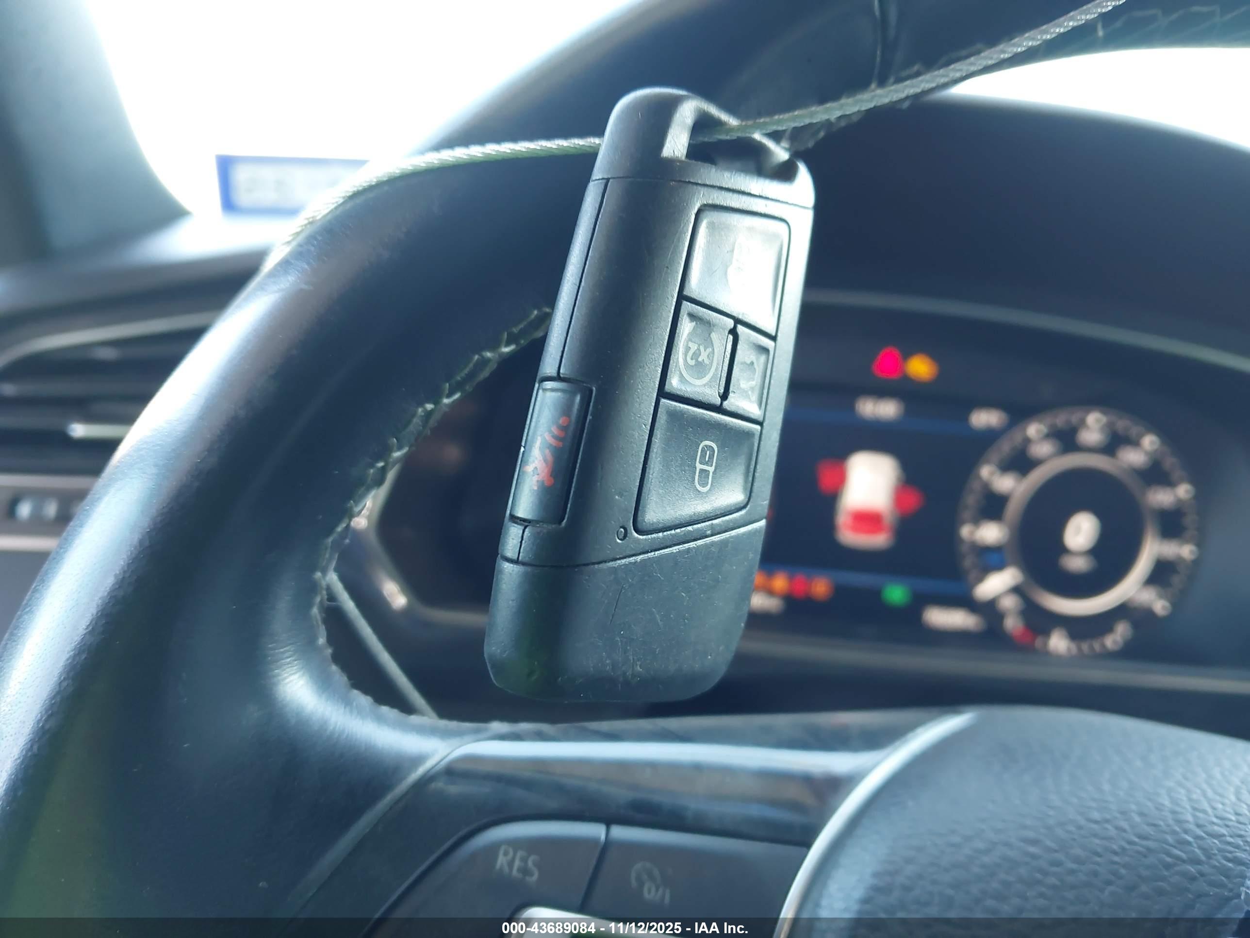 VOLKSWAGEN TIGUAN image 11