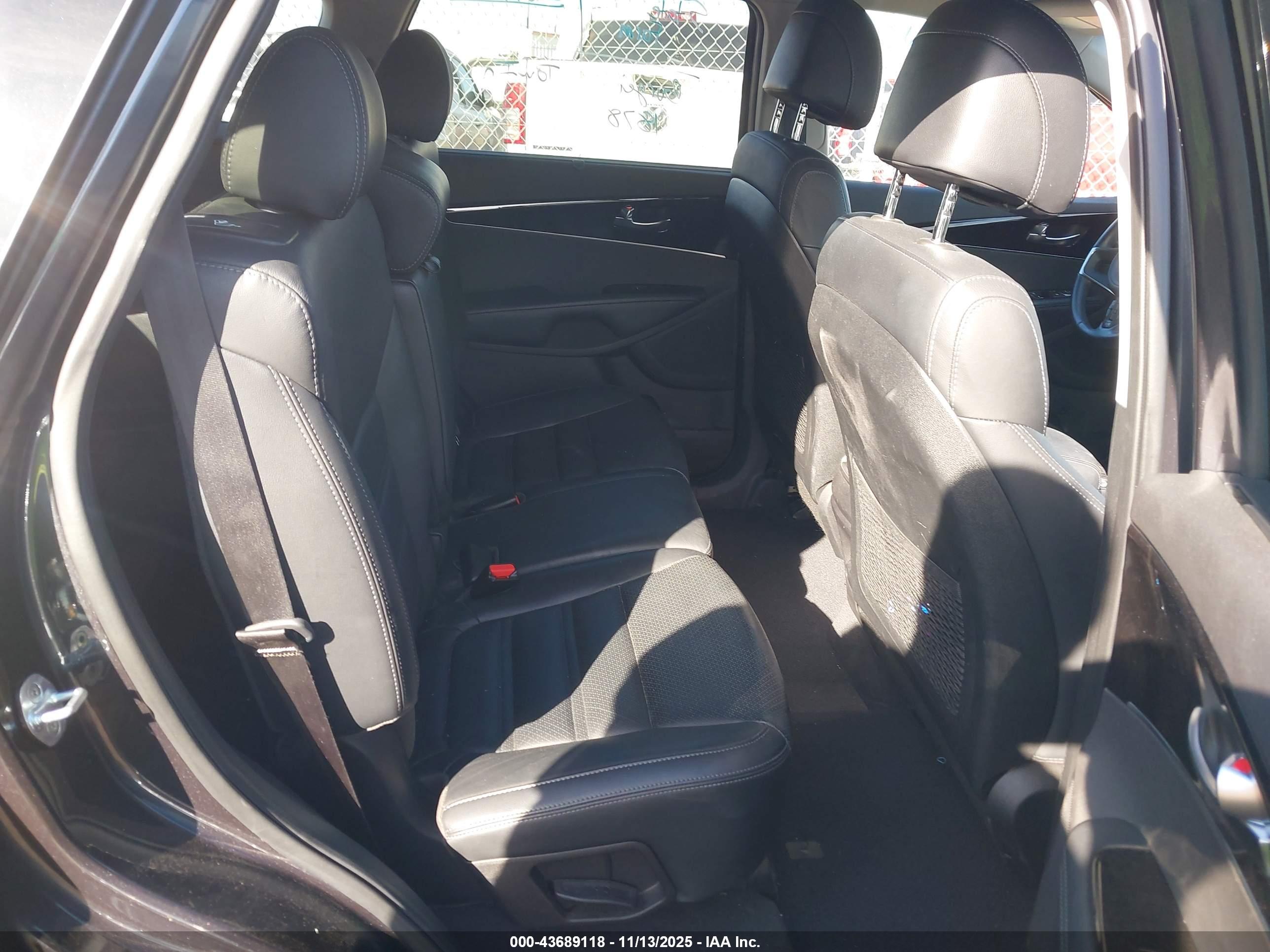 KIA SORENTO image 8