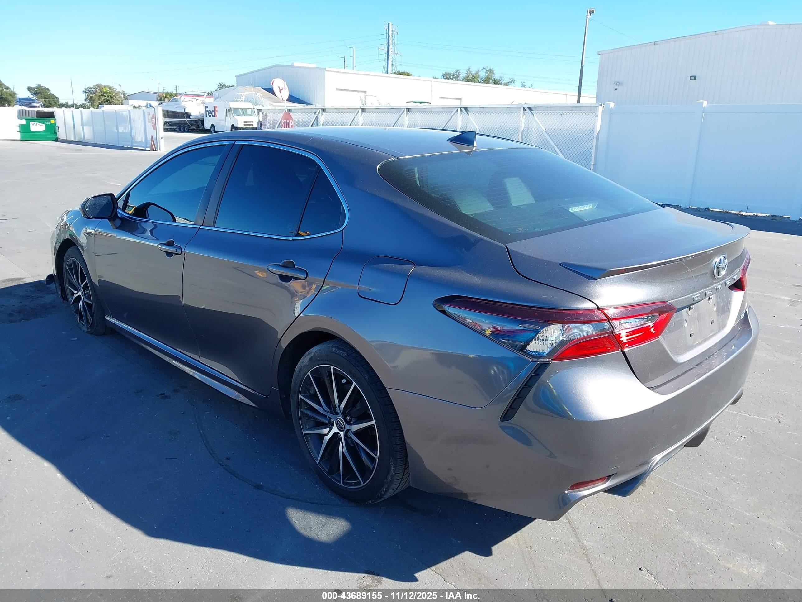 TOYOTA CAMRY image 3