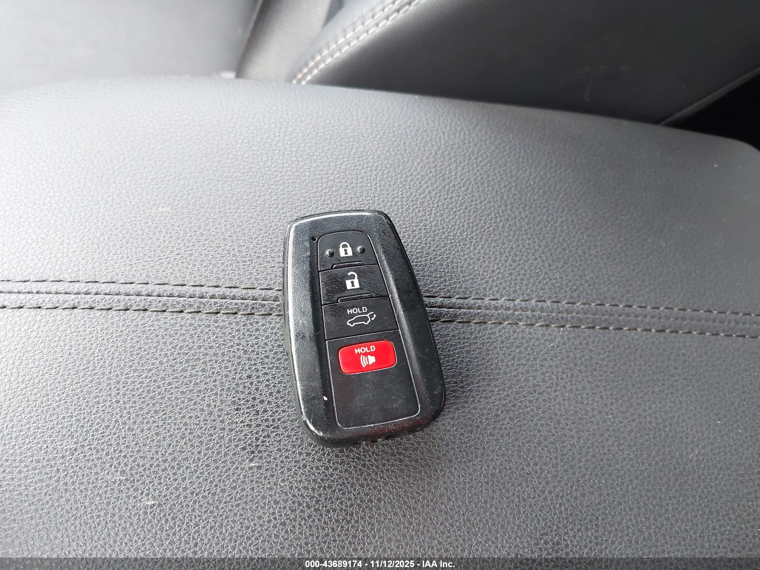 TOYOTA RAV4 image 11