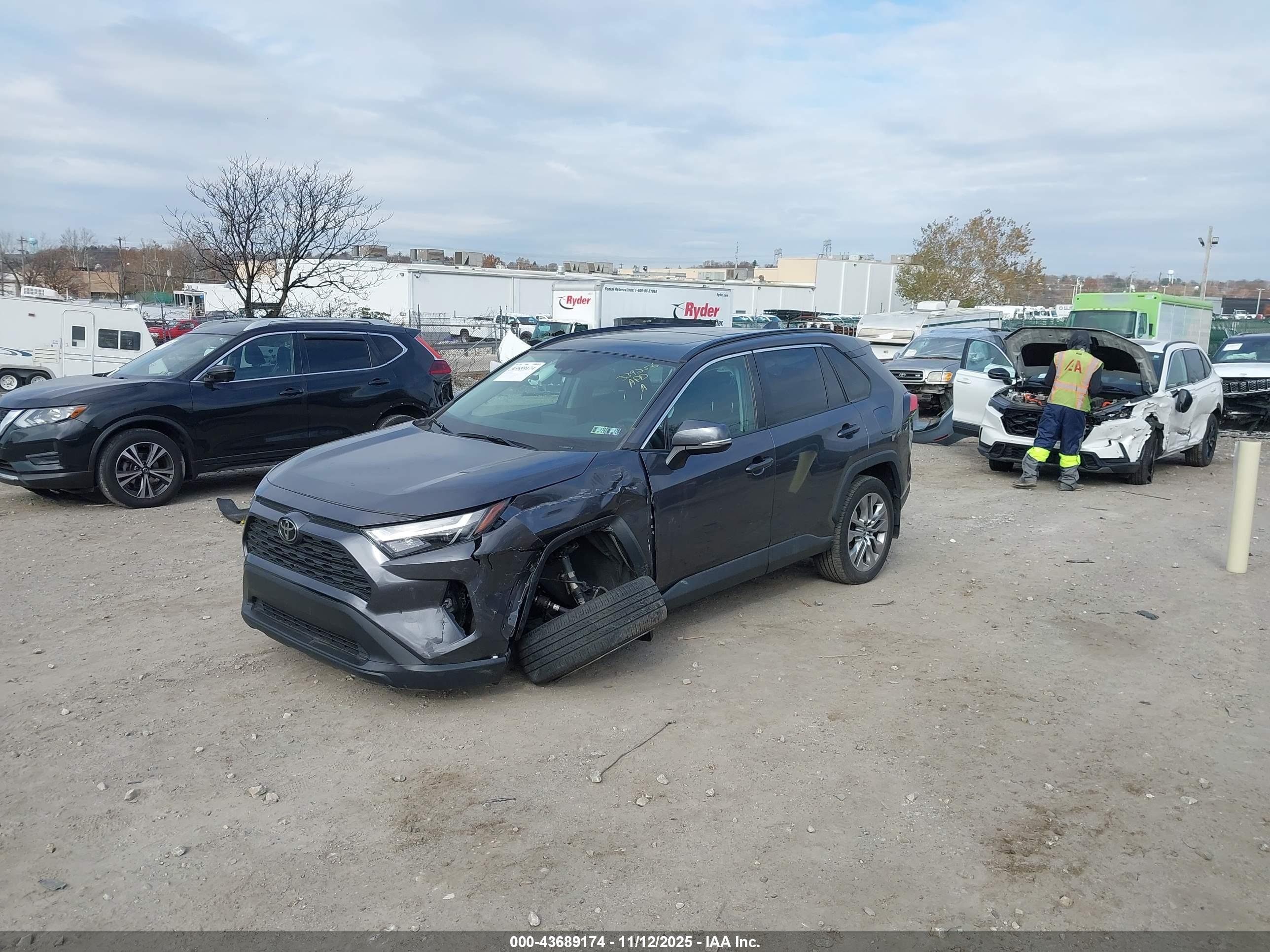 TOYOTA RAV4 image 2