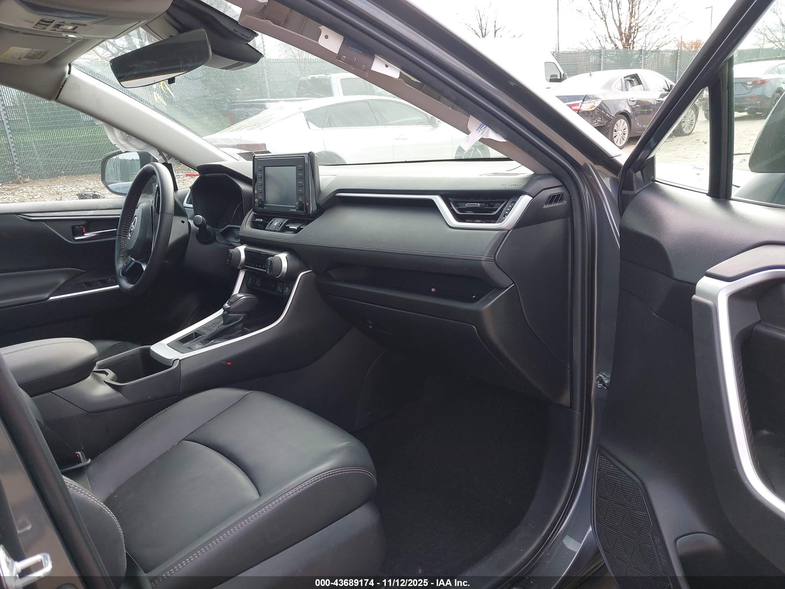 TOYOTA RAV4 image 5