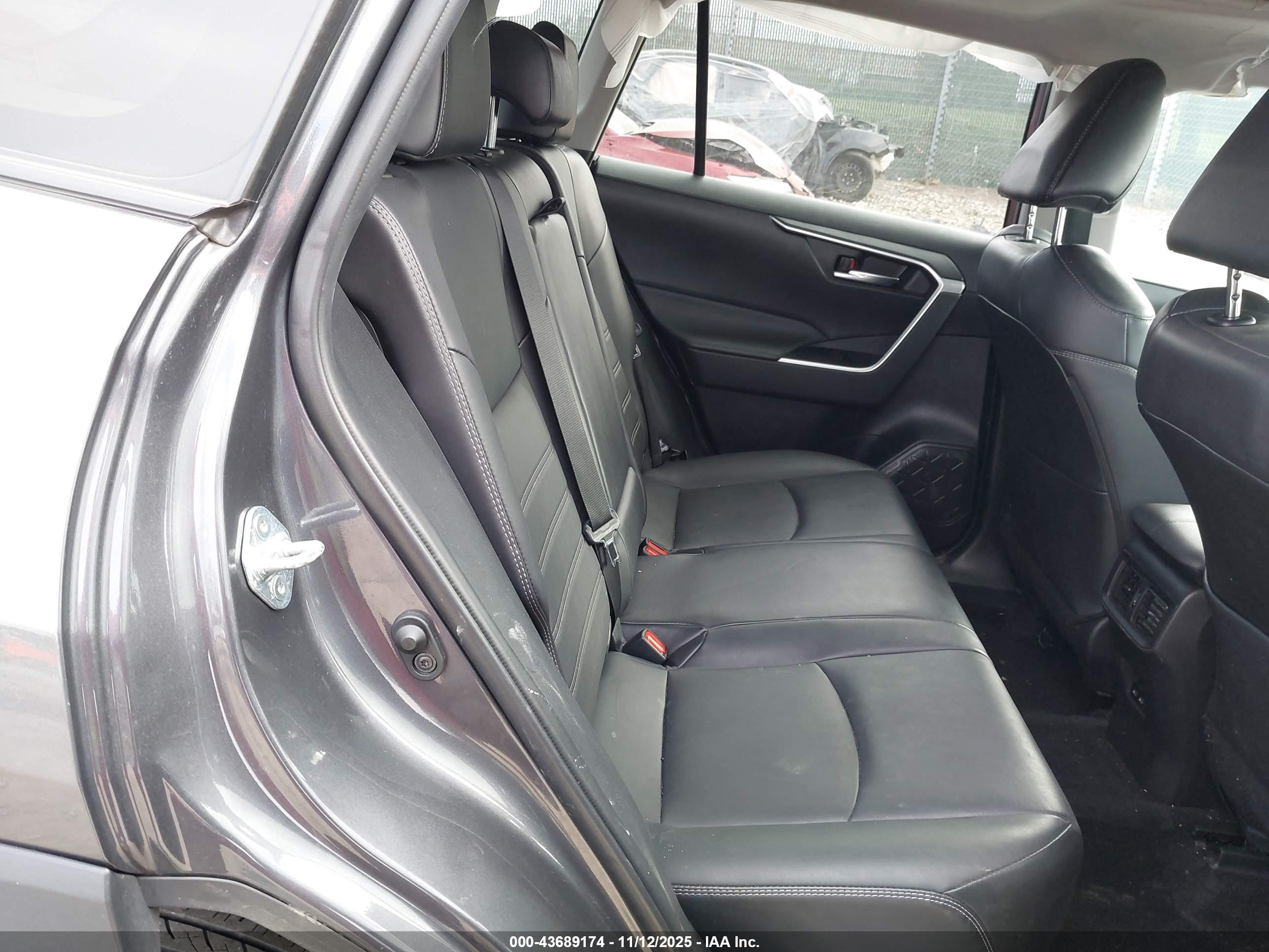 TOYOTA RAV4 image 8