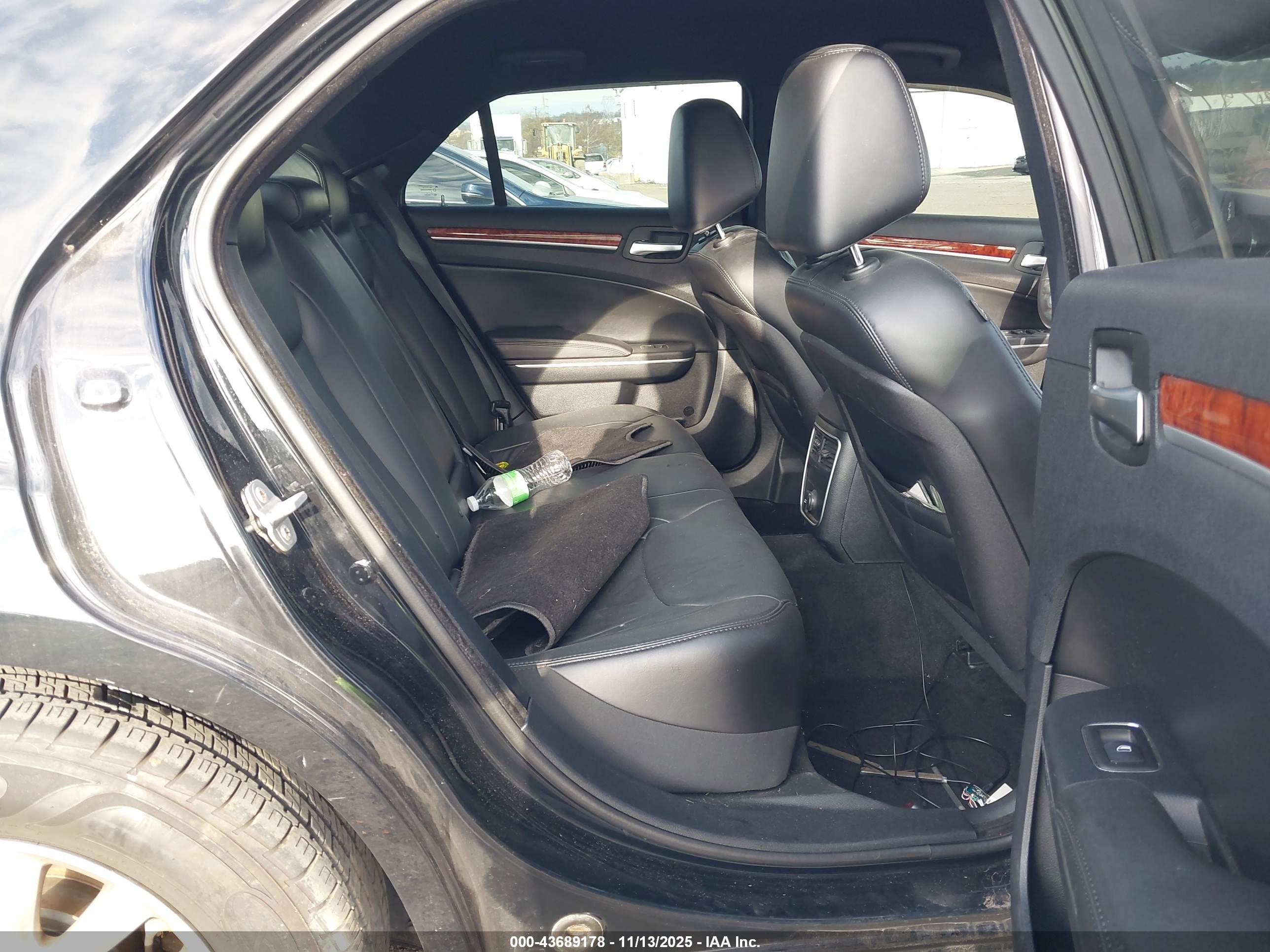 CHRYSLER 300 image 8