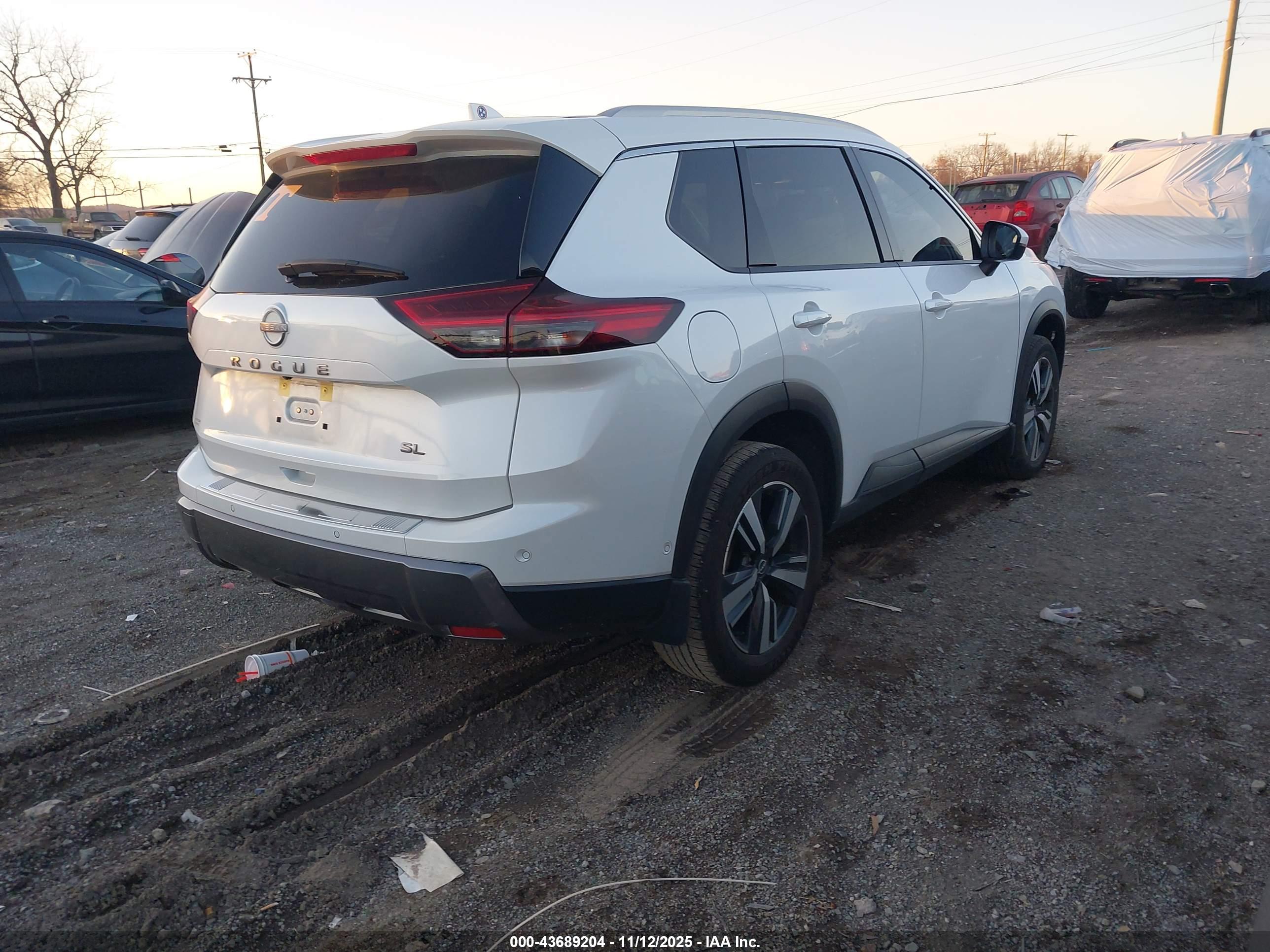 NISSAN ROGUE image 4