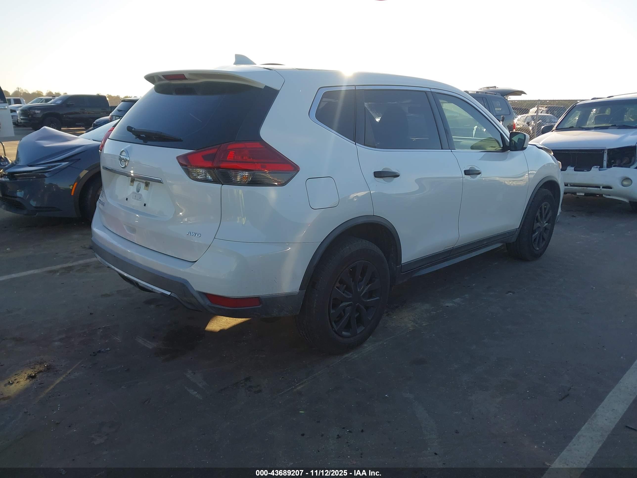 NISSAN ROGUE image 4