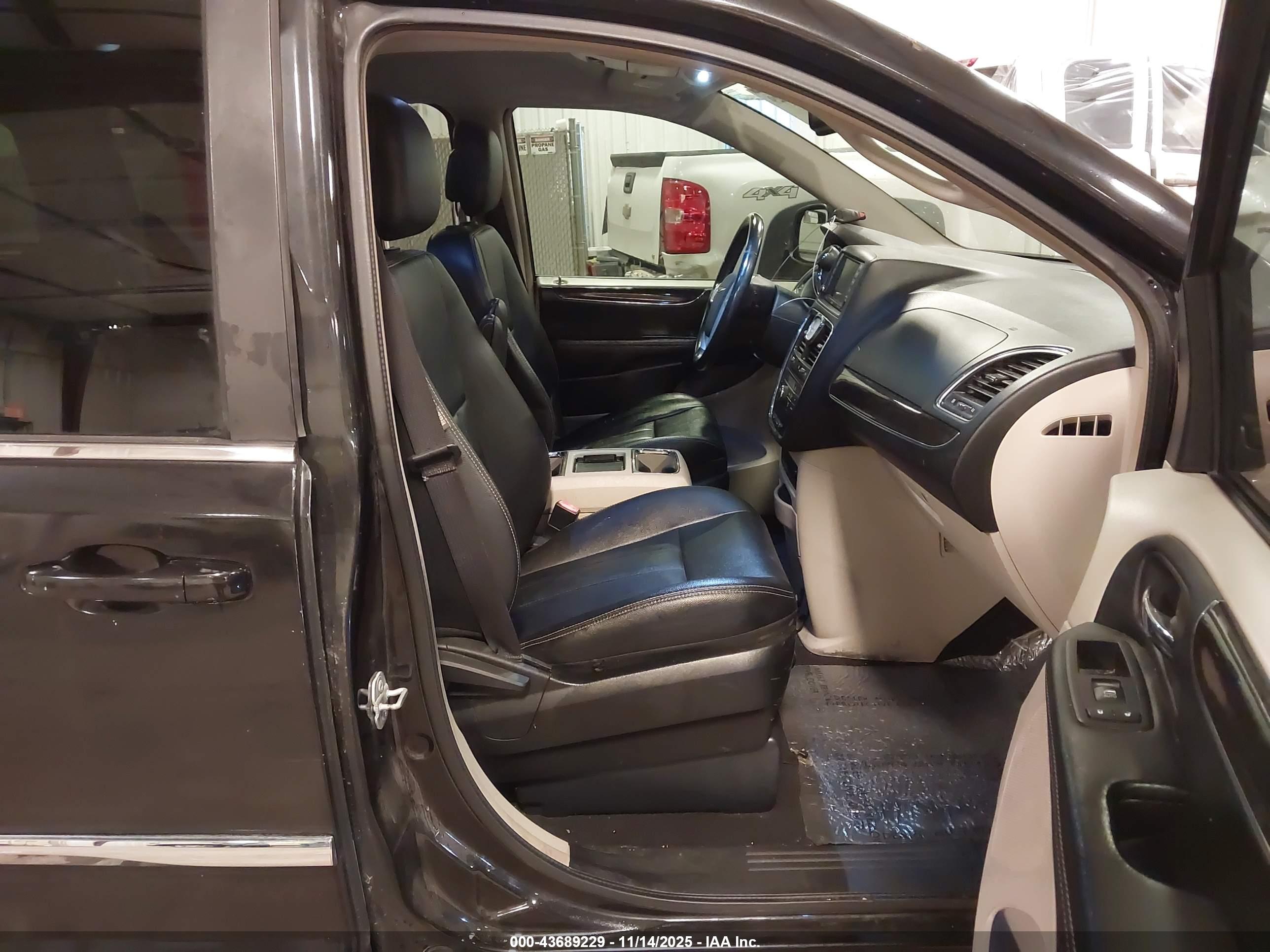 CHRYSLER TOWN image 5