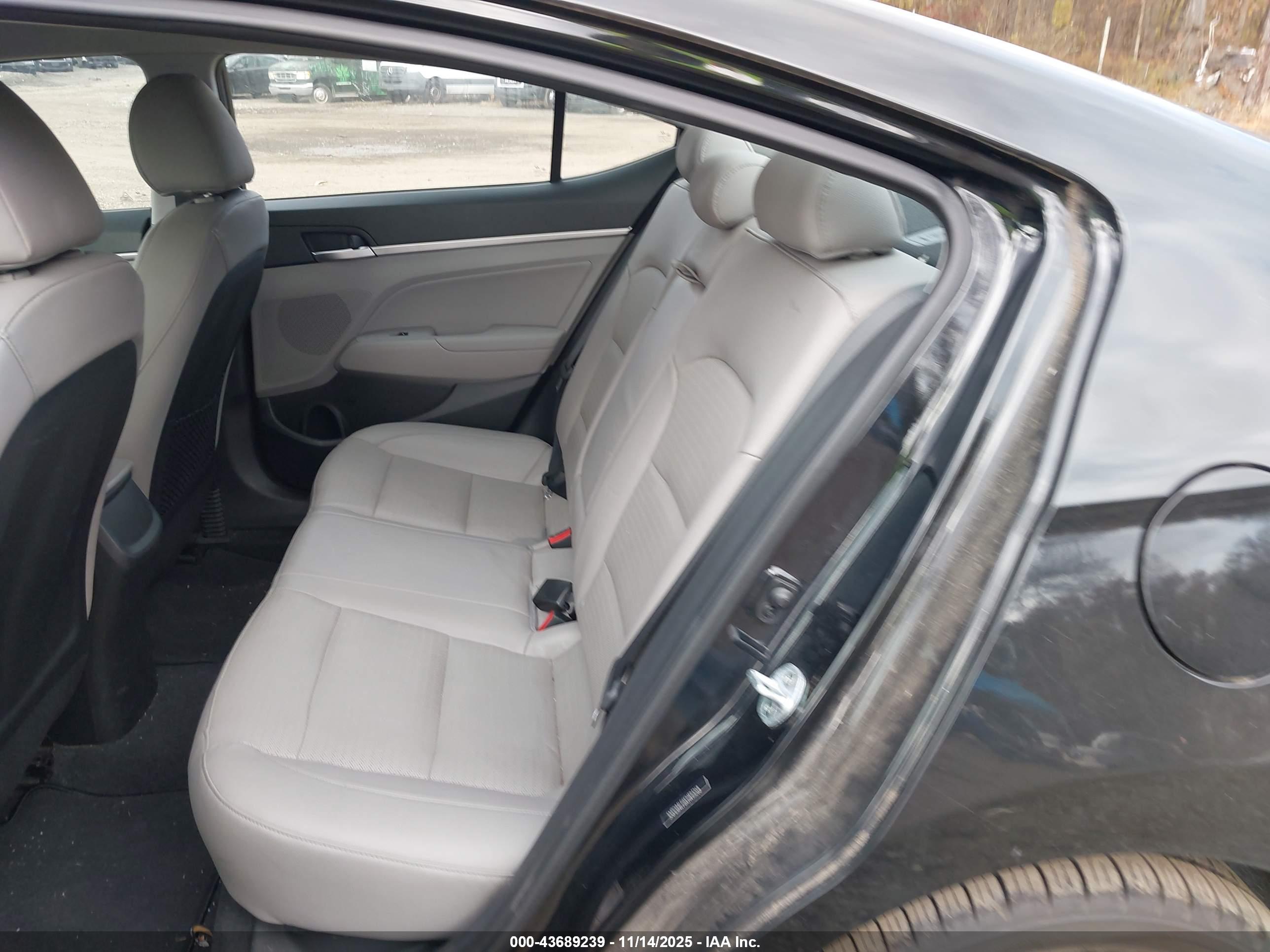 HYUNDAI ELANTRA image 8