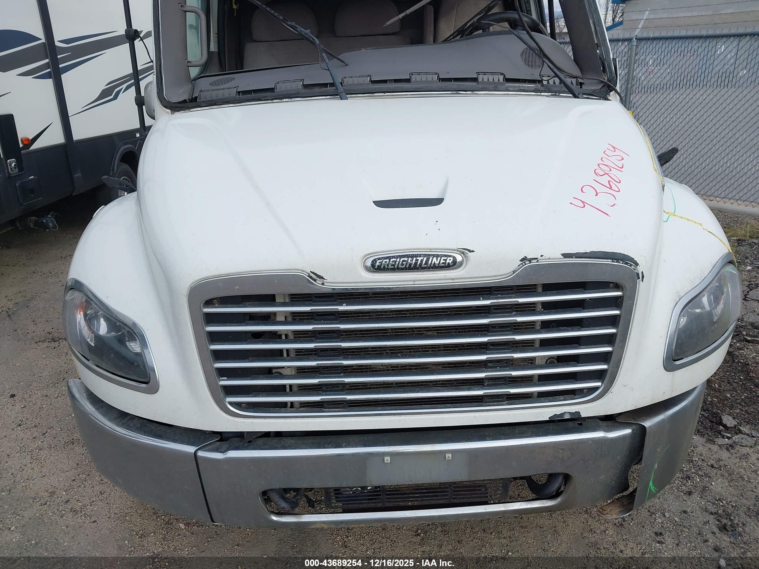 FREIGHTLINER M2 image 10