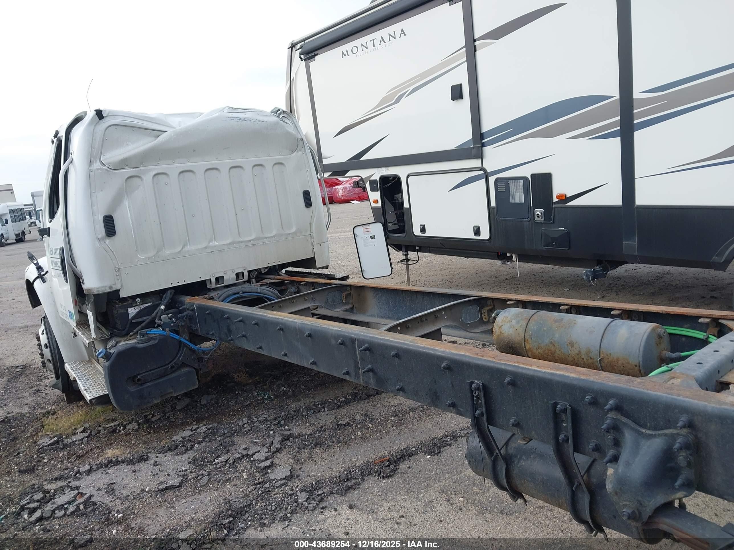 FREIGHTLINER M2 image 3