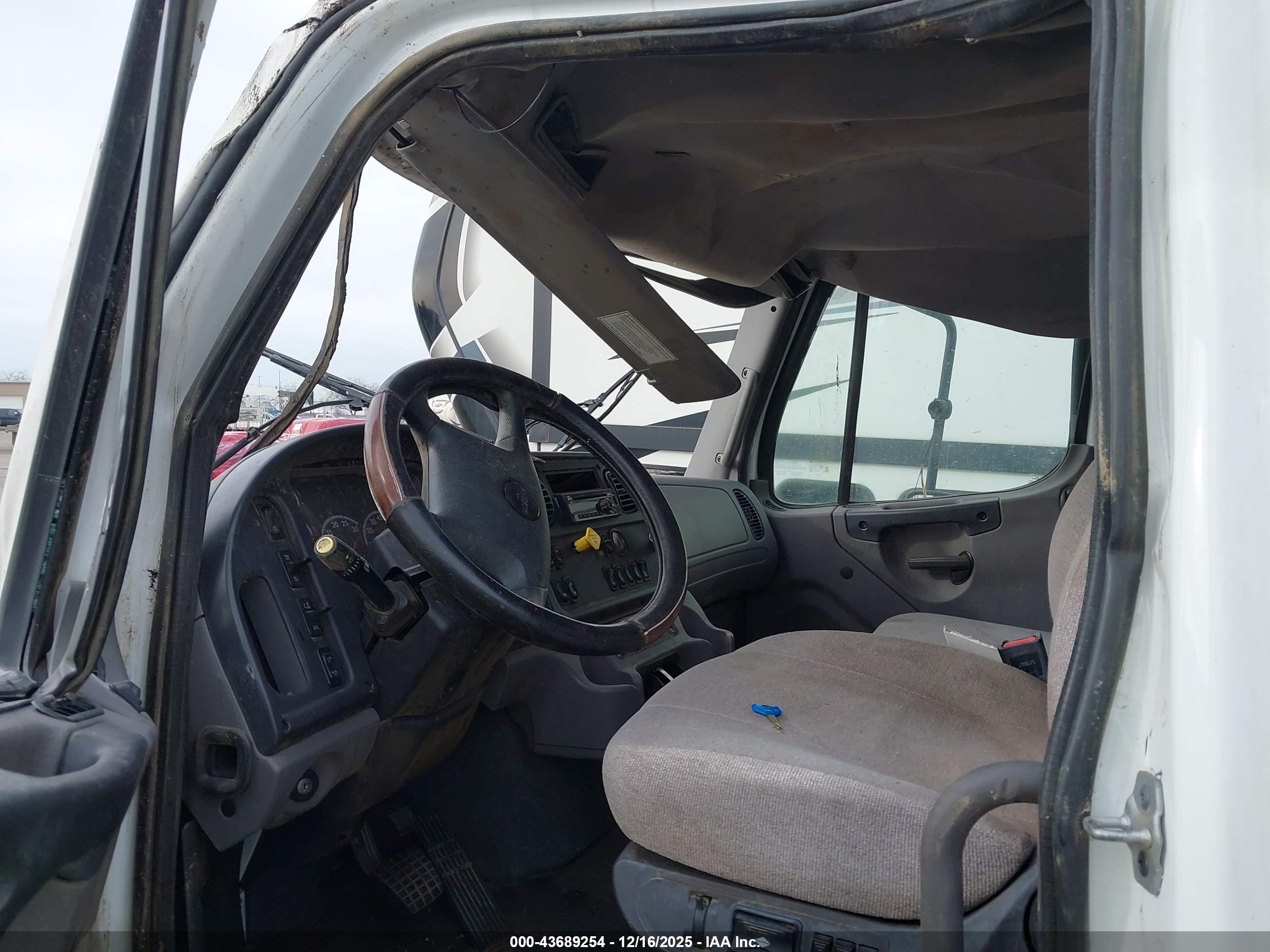 FREIGHTLINER M2 image 7
