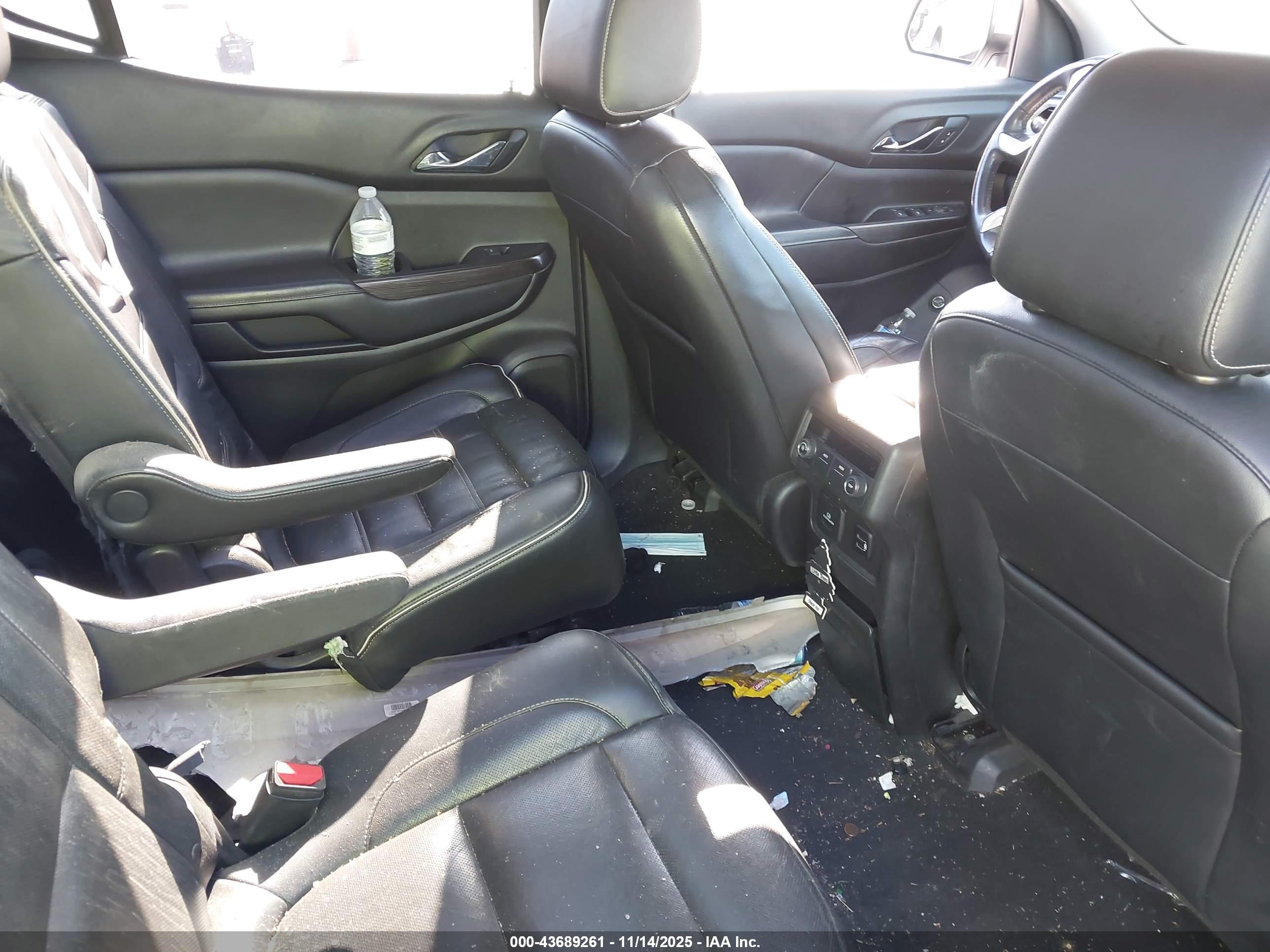 GMC ACADIA image 8