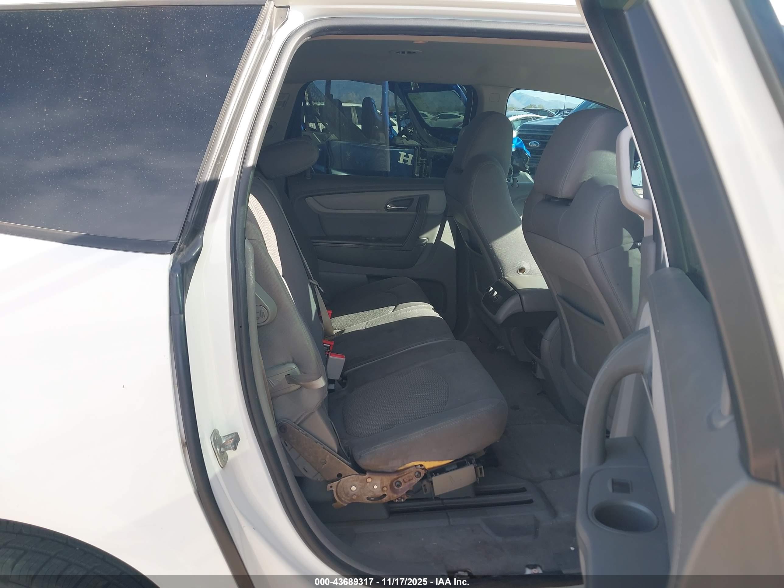 CHEVROLET TRAVERSE image 8