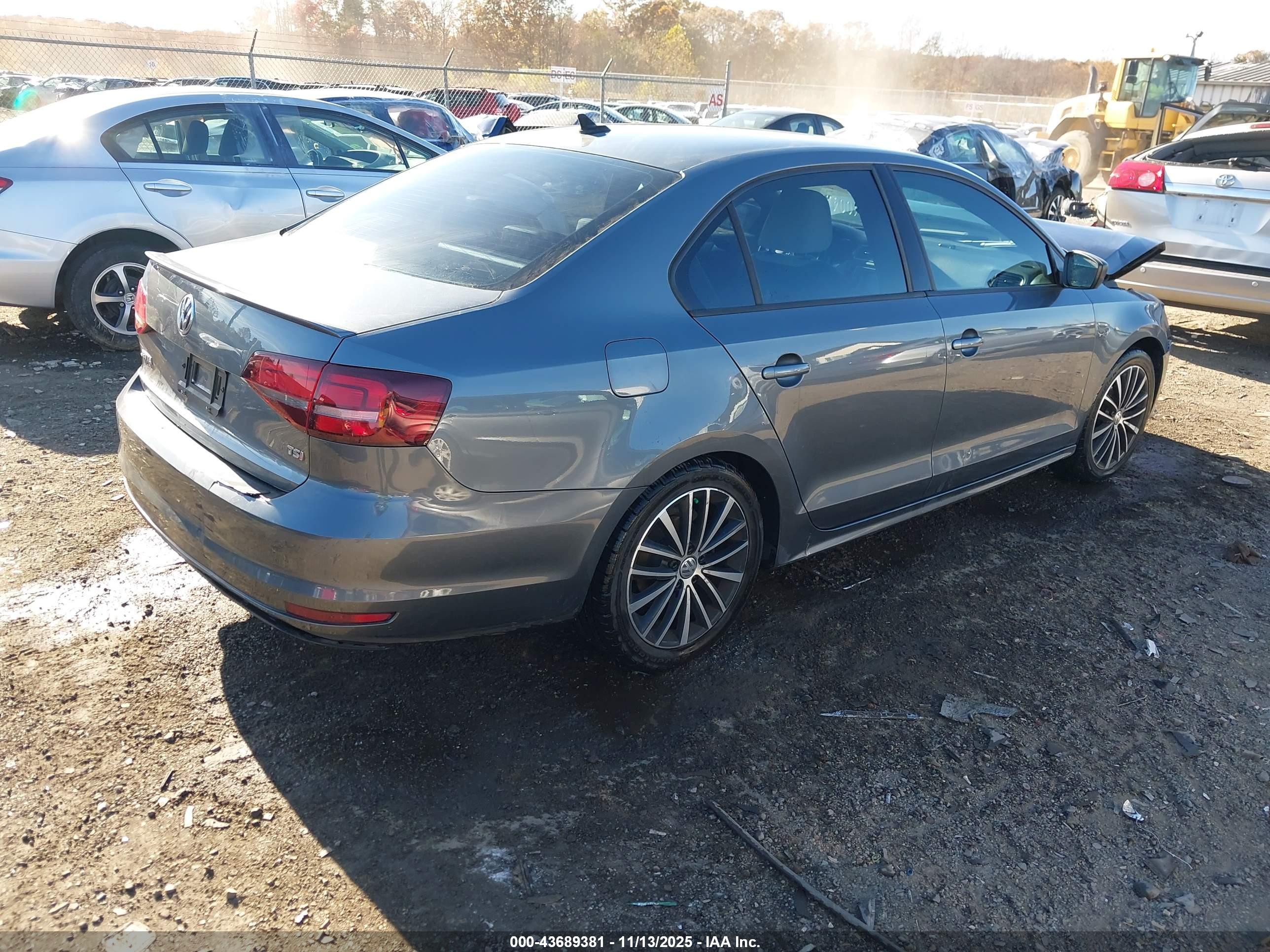 VOLKSWAGEN JETTA image 4