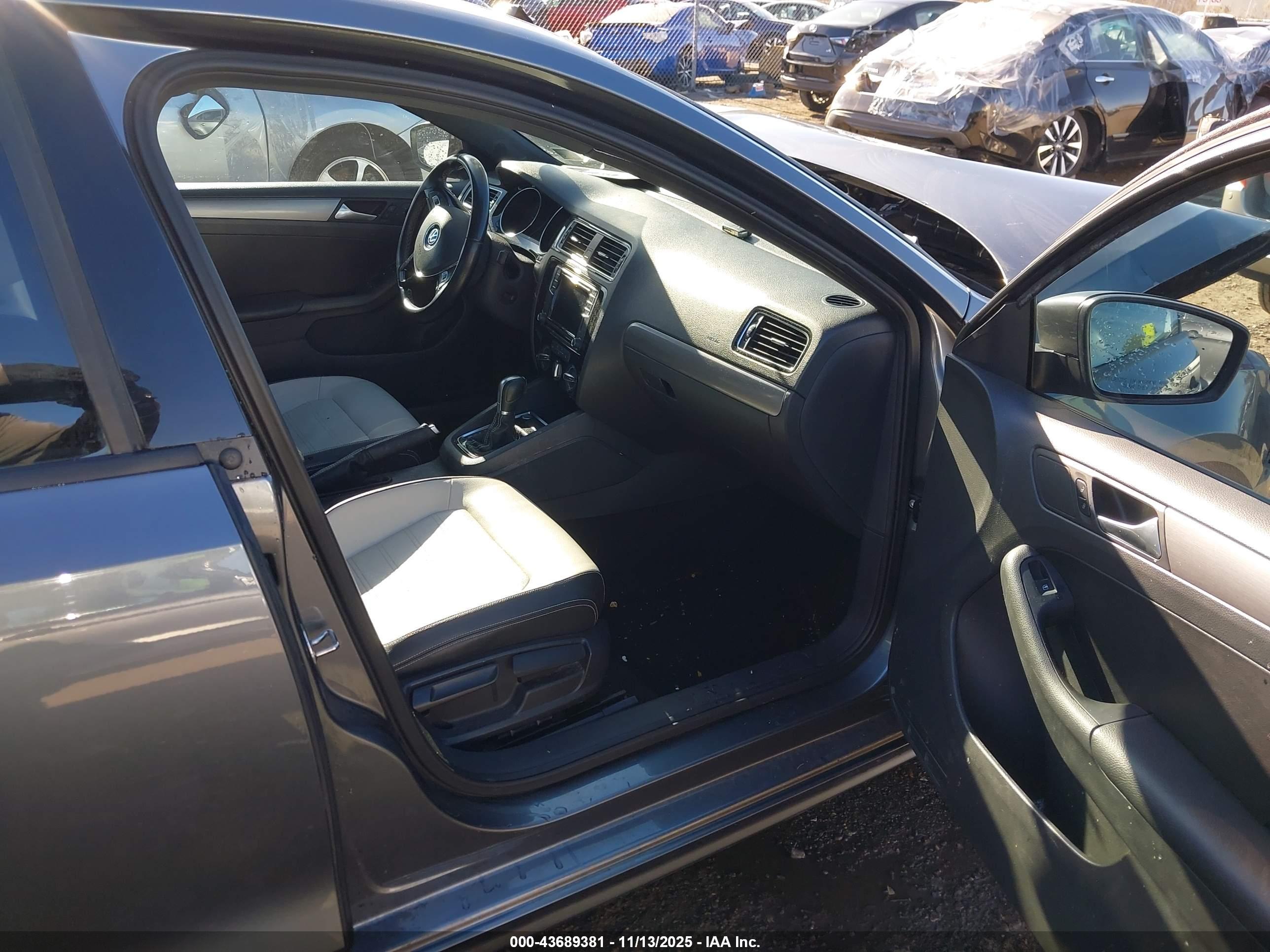 VOLKSWAGEN JETTA image 5