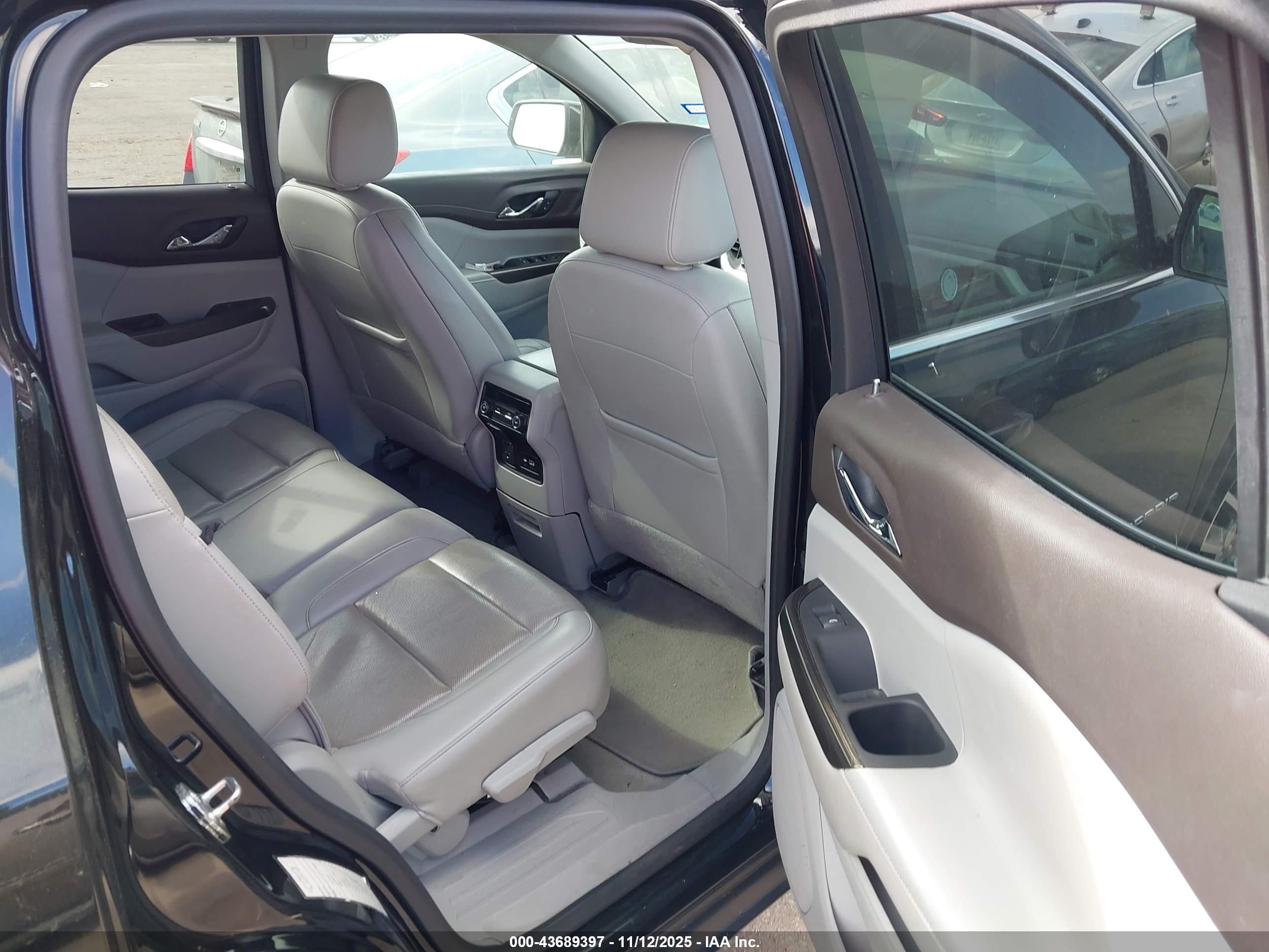 GMC ACADIA image 8