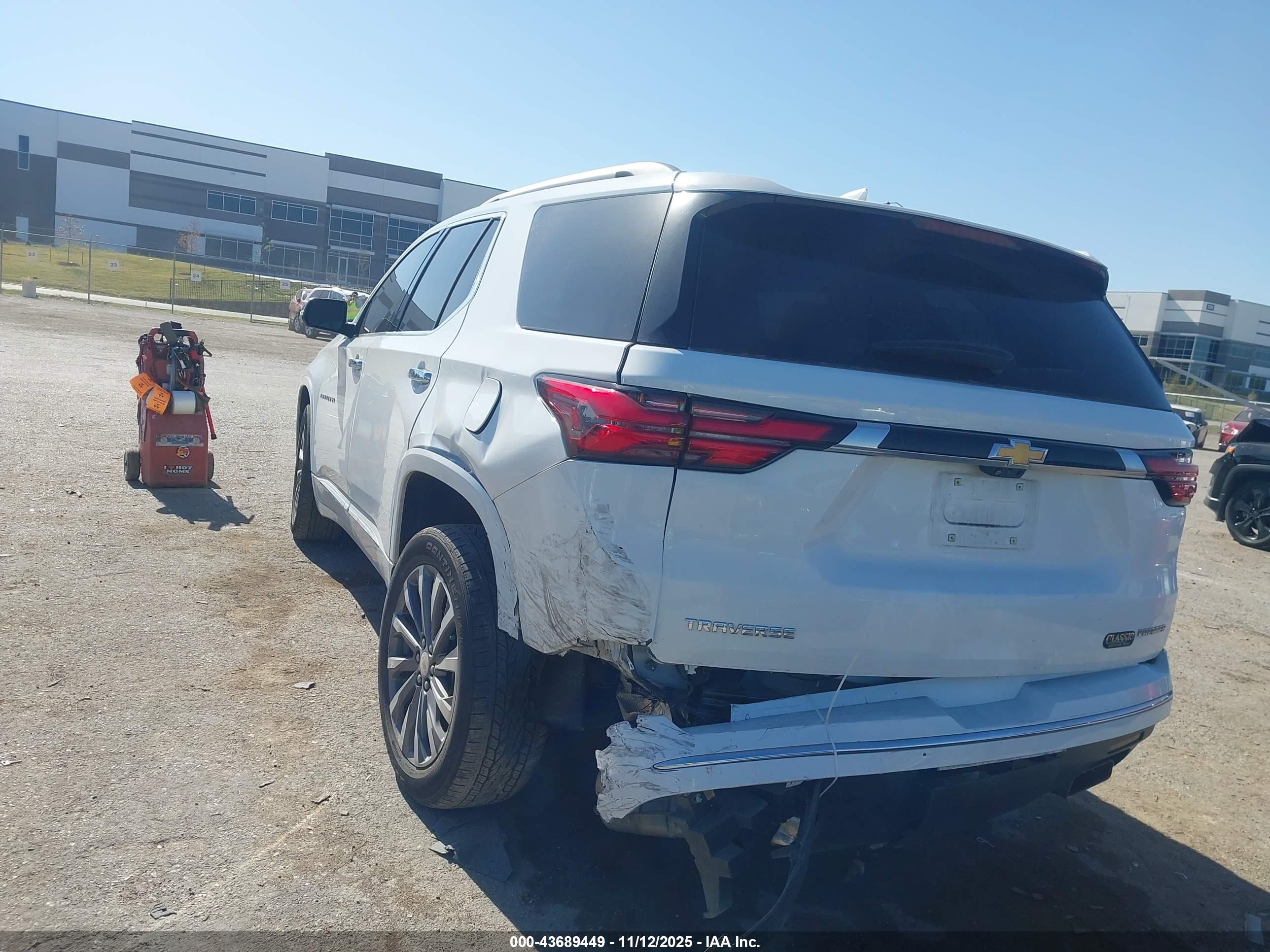 CHEVROLET TRAVERSE image 3