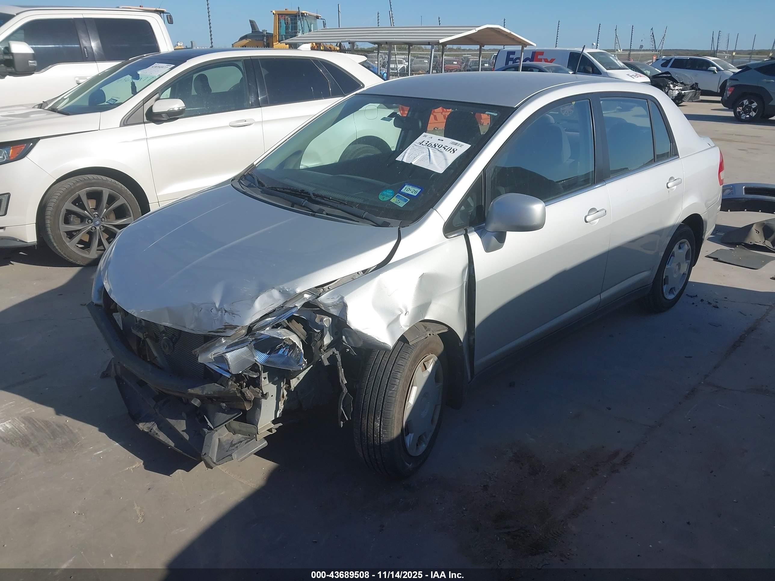 NISSAN VERSA image 2
