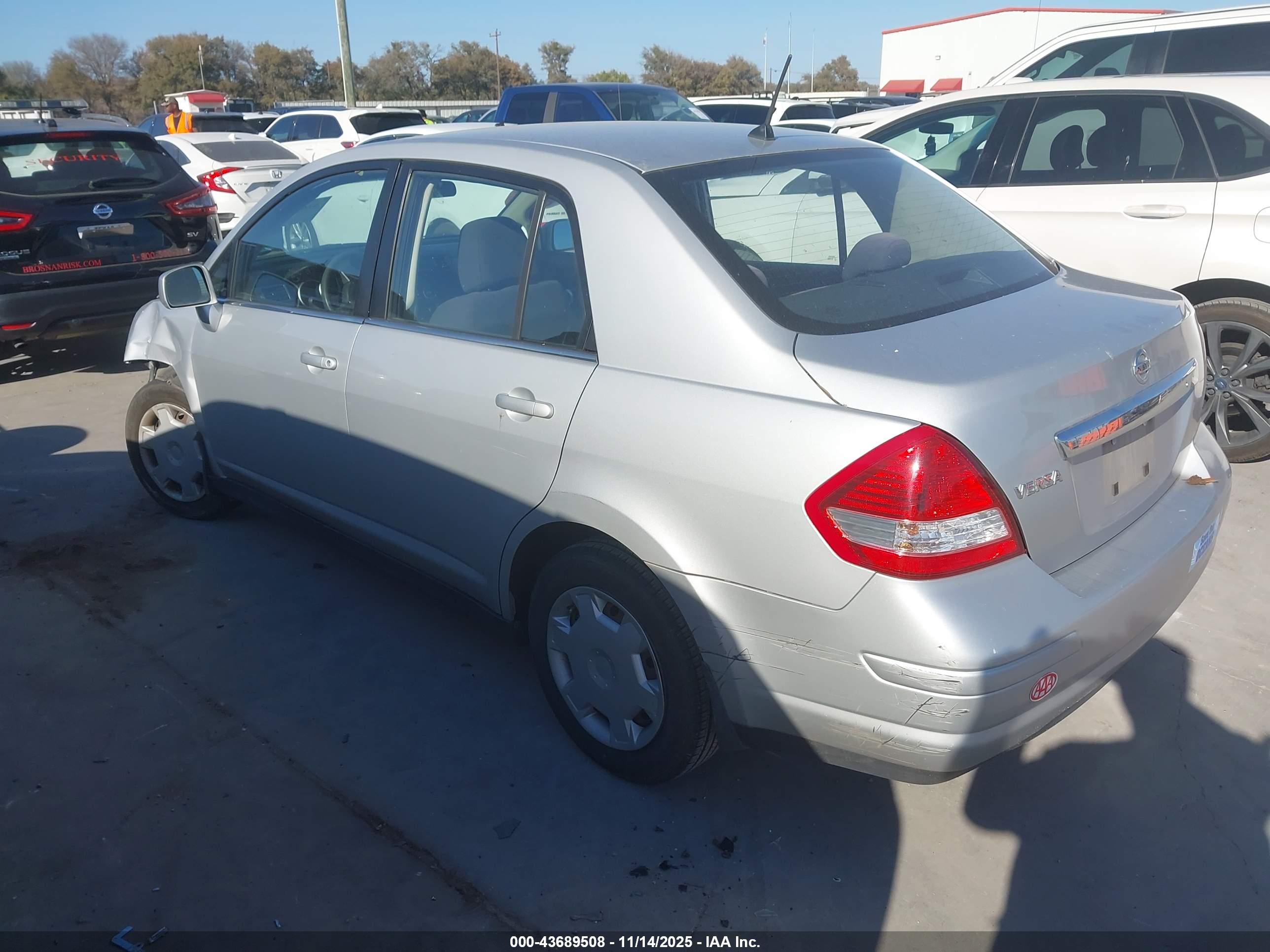 NISSAN VERSA image 3