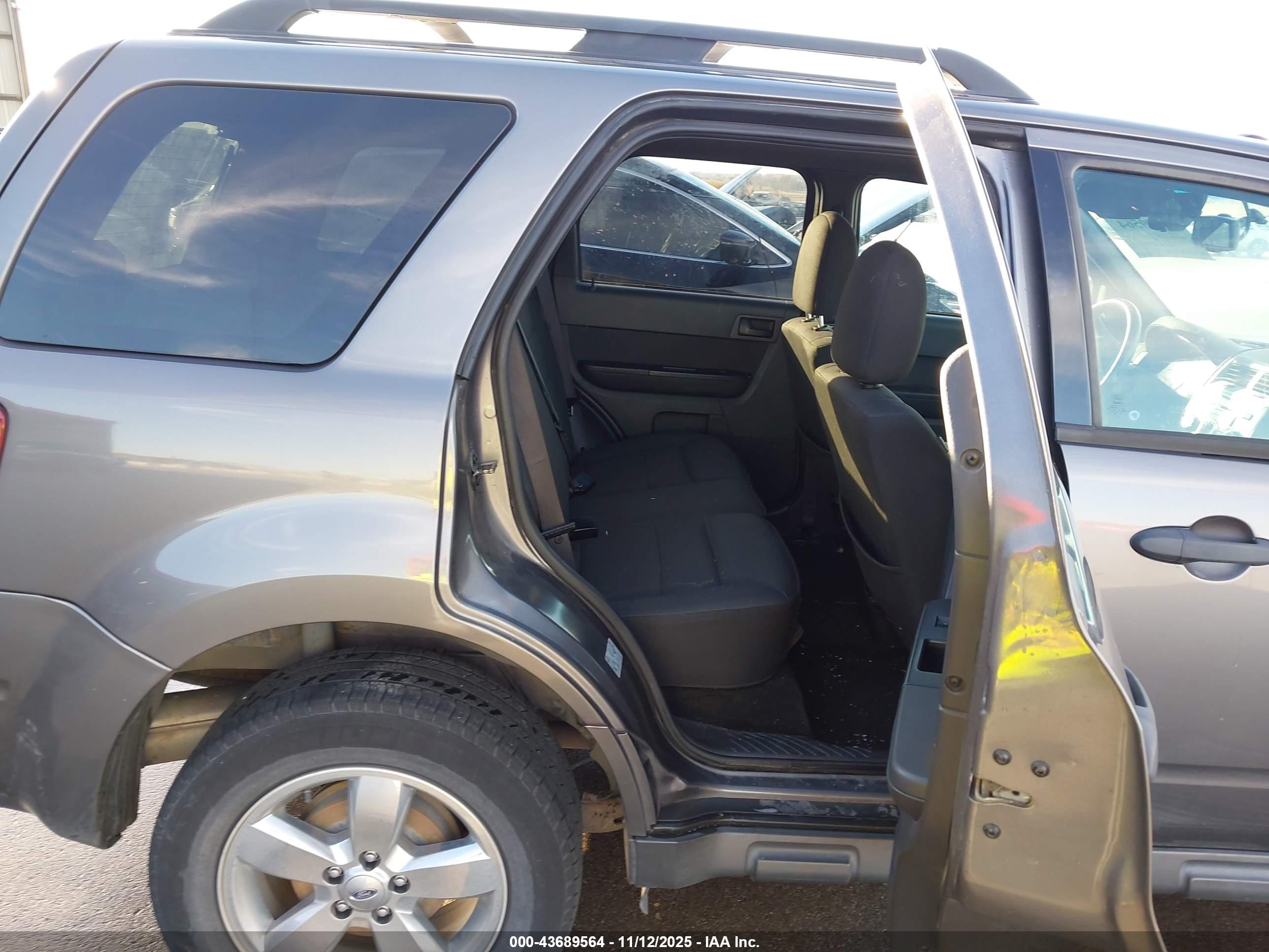 FORD ESCAPE image 8