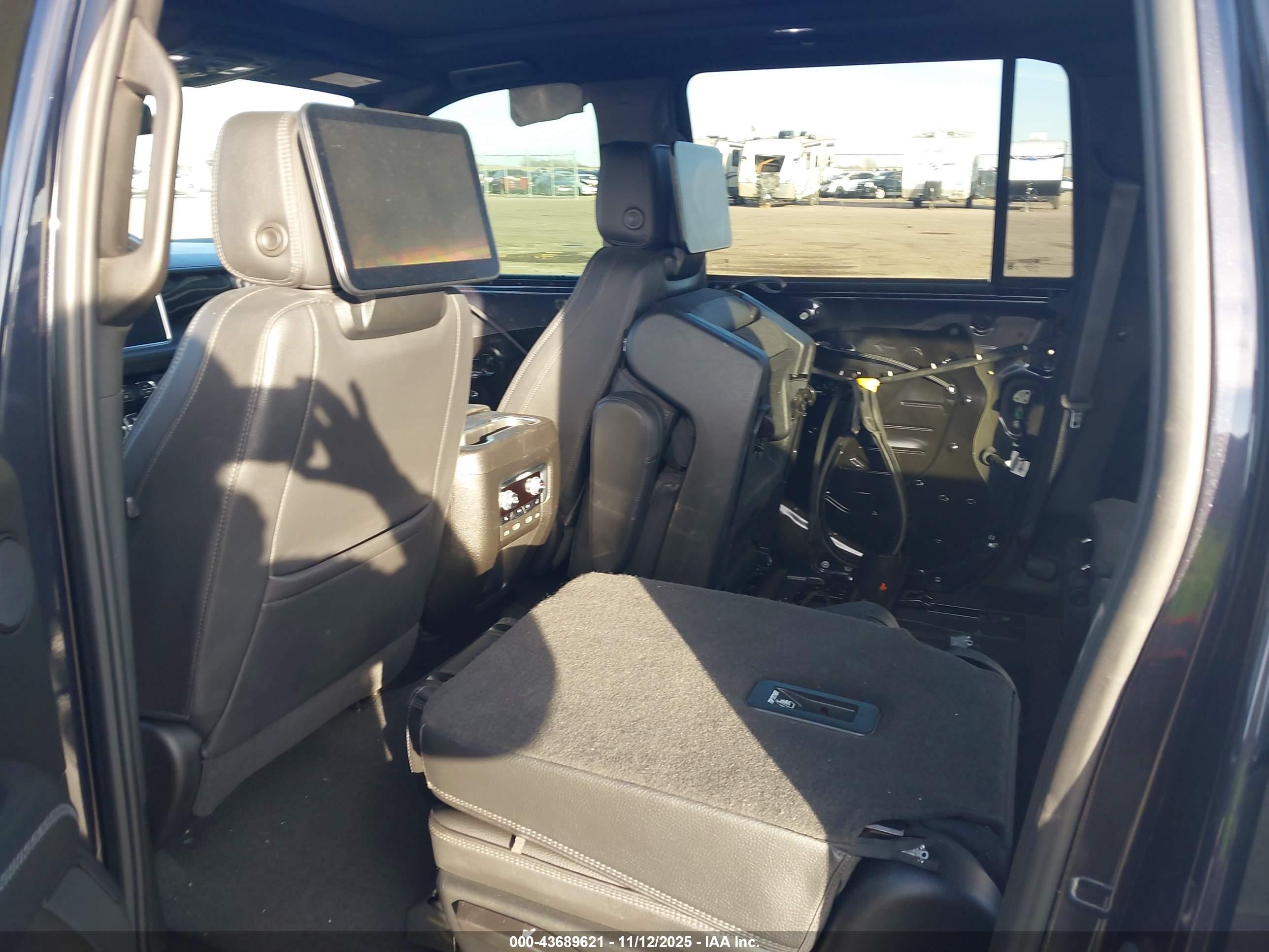 GMC YUKON image 8